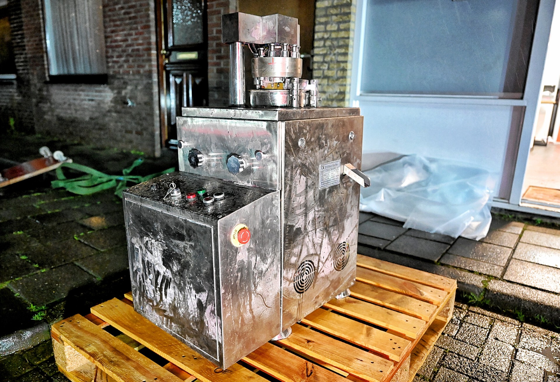 (Foto’s) Honderdduizenden XTC-pillen aangetroffen in drugslab in woonwijk