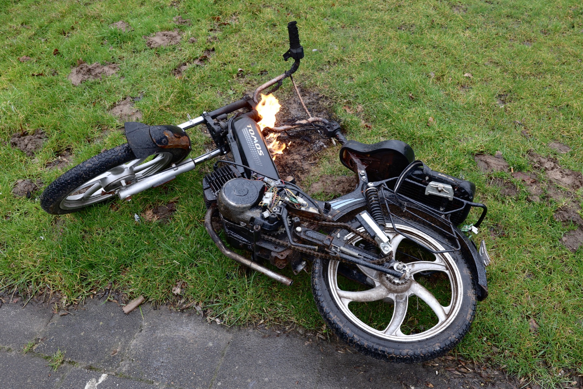 Bromfiets vliegt in brand bij skatebaan