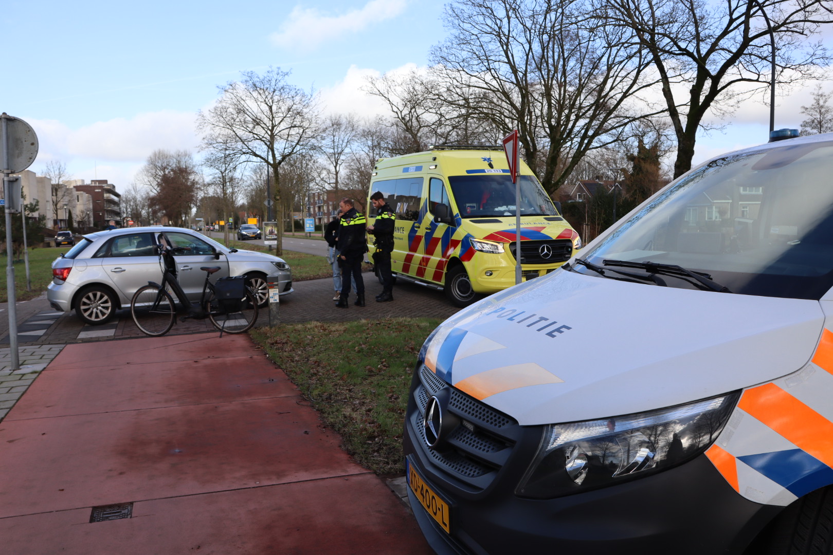 Vrouw op fiets aangereden door auto