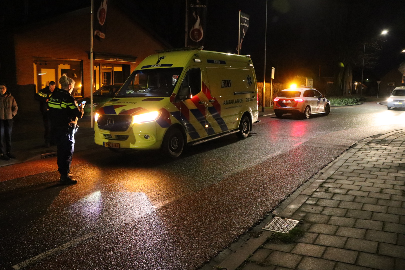 Bromfietsster gaat hard onderuit op glad wegdek