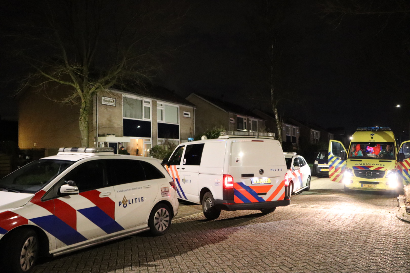 Hulpdiensten ter plaatse bij steekincident, een persoon gewond naar het ziekenhuis
