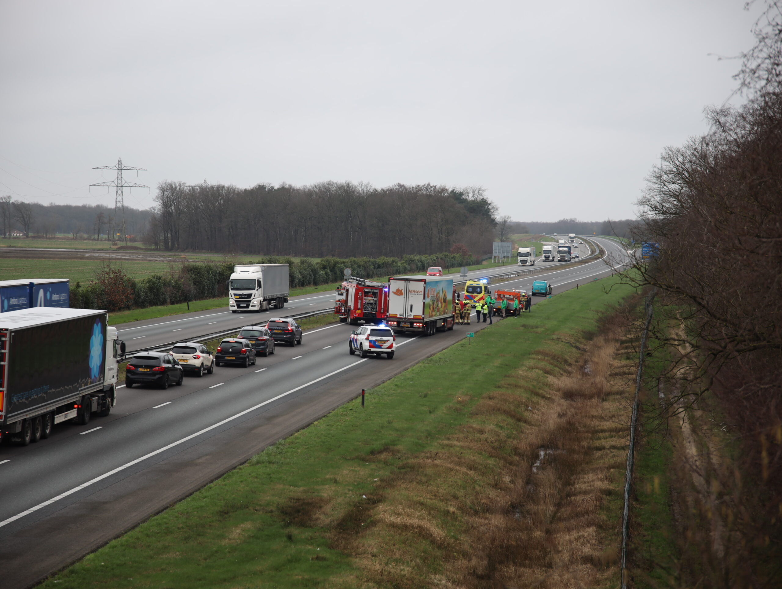 Verkeersbord veroorzaakt ongeluk met vijf auto’s: snelweg dicht