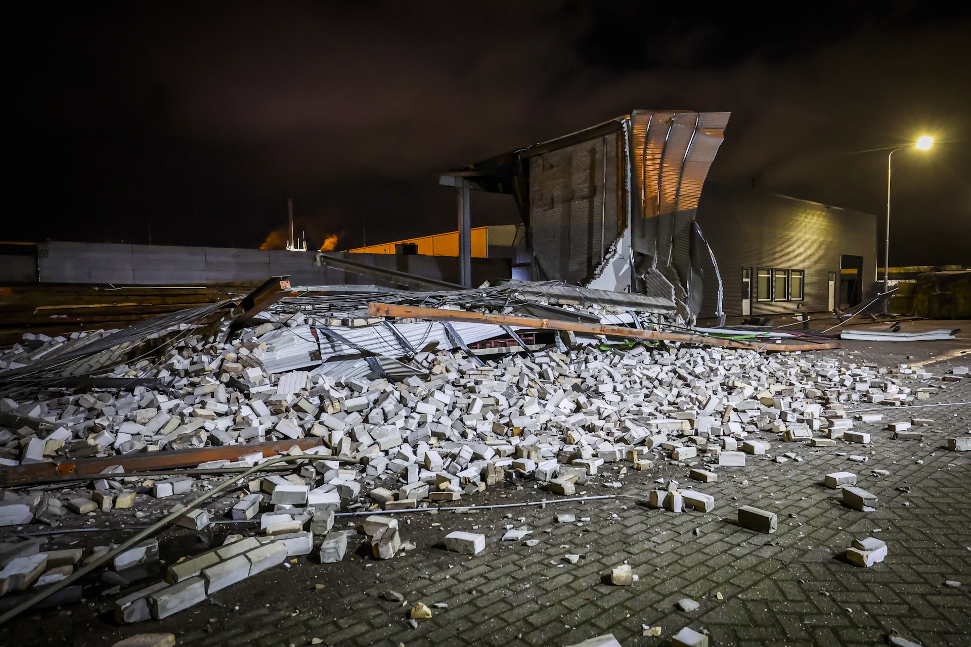 Bedrijfspand ingestort door storm Louis, ravage is enorm