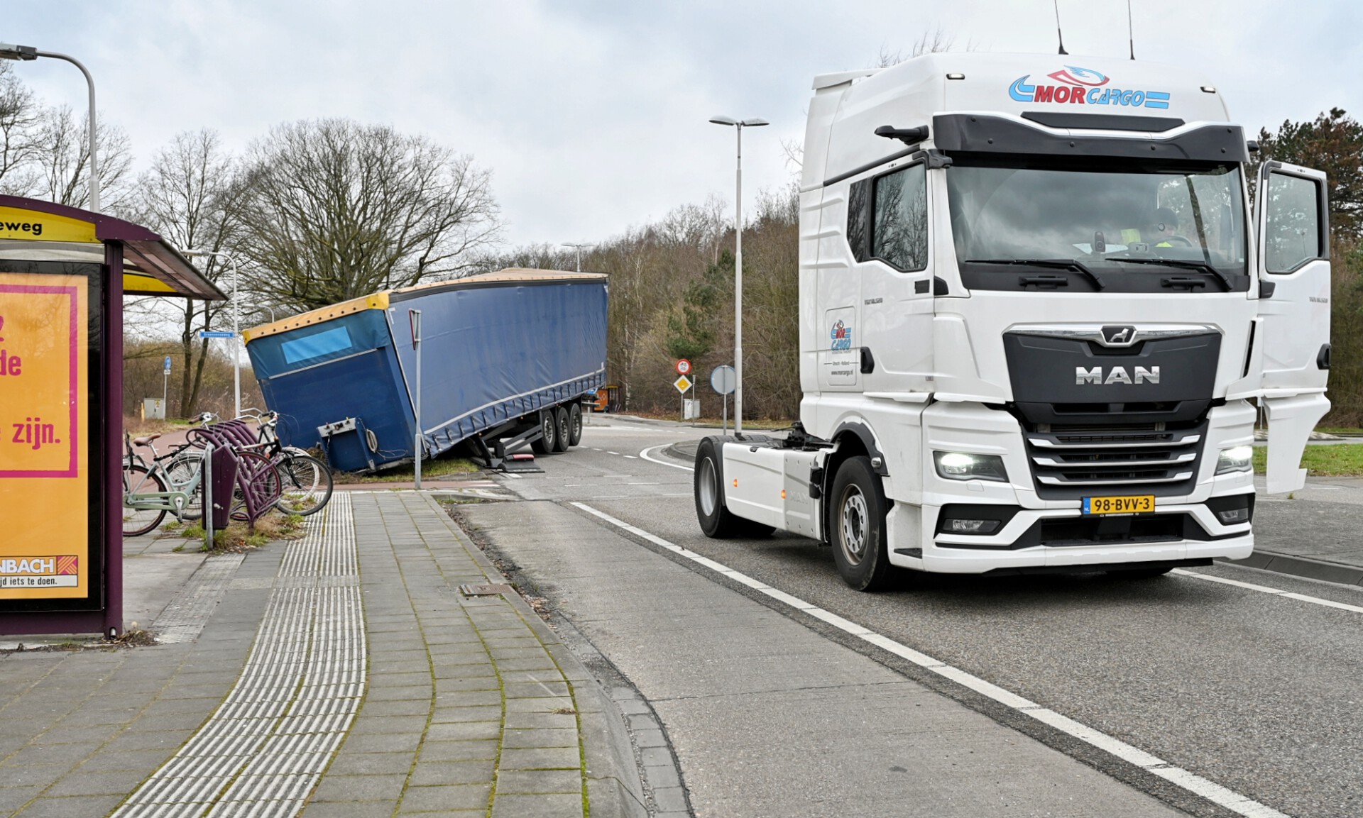 Vrachtwagen verliest trailer met 25 pallets