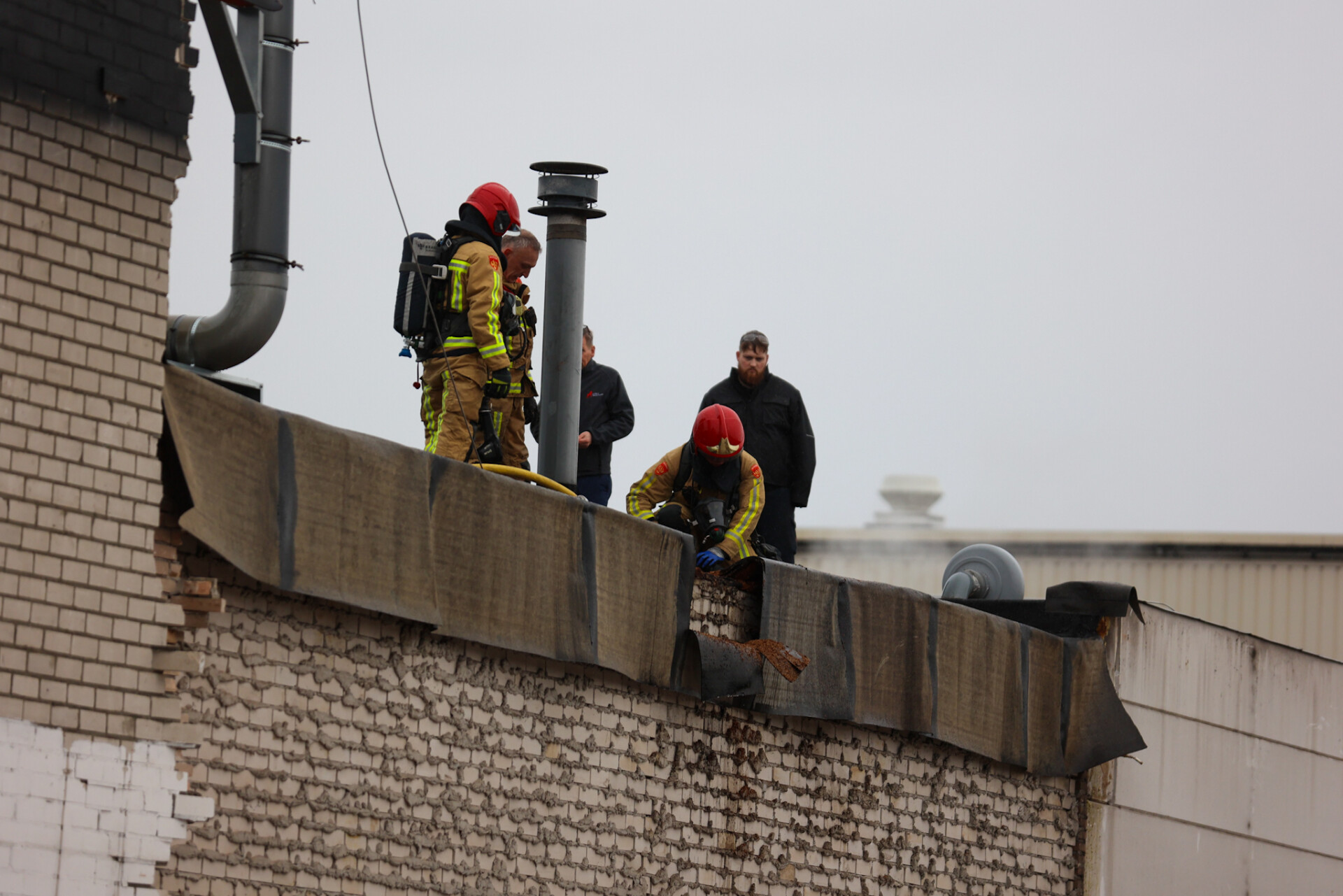 Bedrijf ontruimd door brand op het dak
