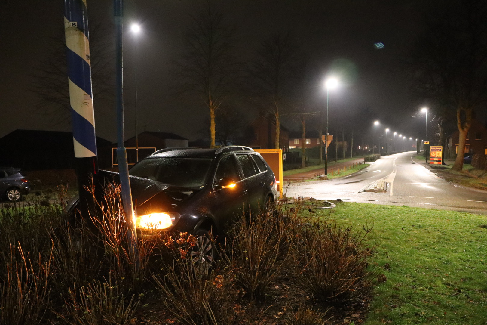 Automobilist crasht op rotonde en vlucht te voet