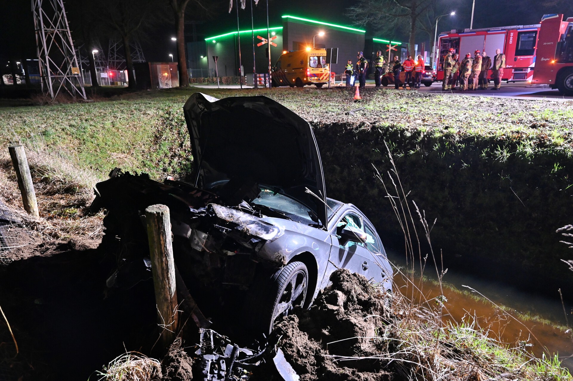 Auto vliegt uit de bocht en belandt in sloot, twee gewonden