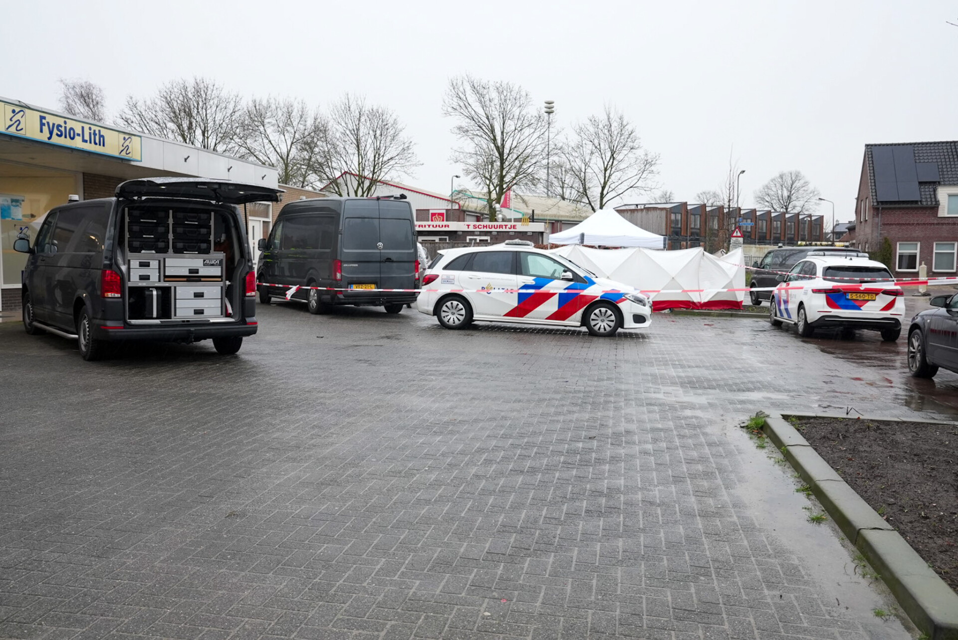 Voorbijganger treft dode aan in auto