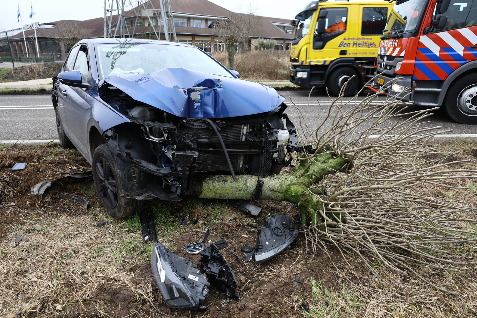 Auto botst tegen boom, automobilist gewond naar ziekenhuis