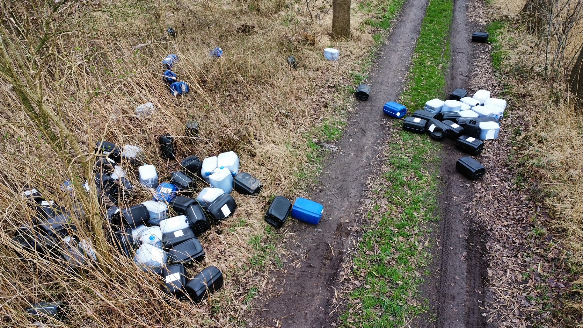 Groot aantal vaten met drugsafval gedumpt op zandpad
