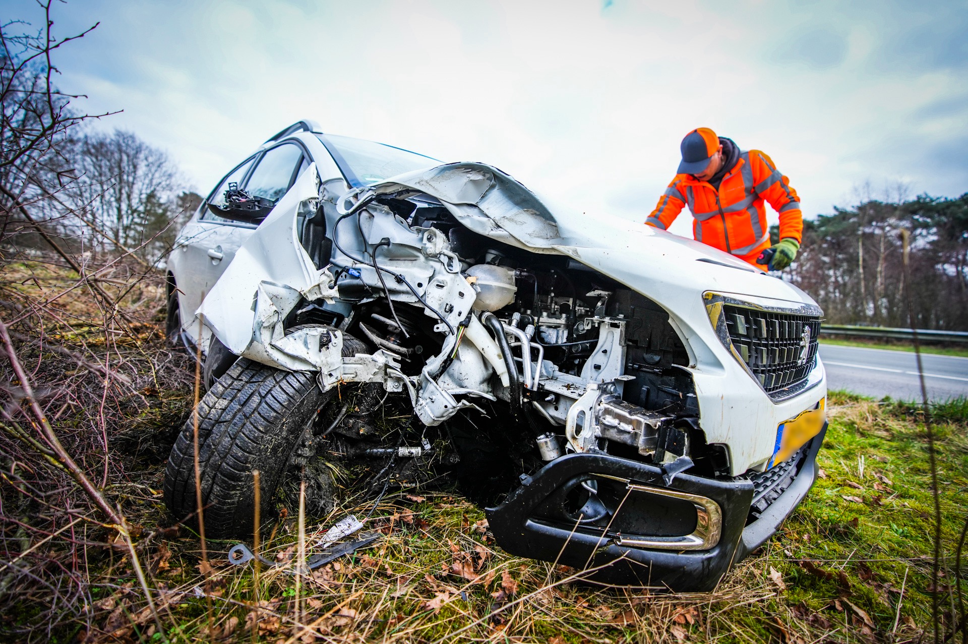 Auto met aanhanger schiet van weg en ramt cameramast