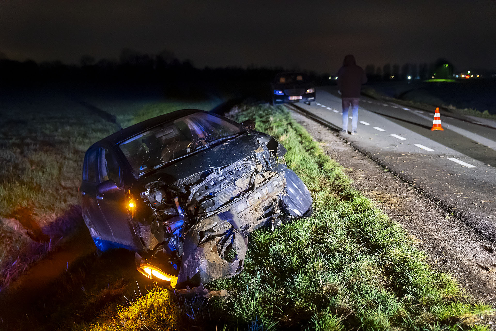 Auto belandt in sloot, bestuurder met schrik vrij