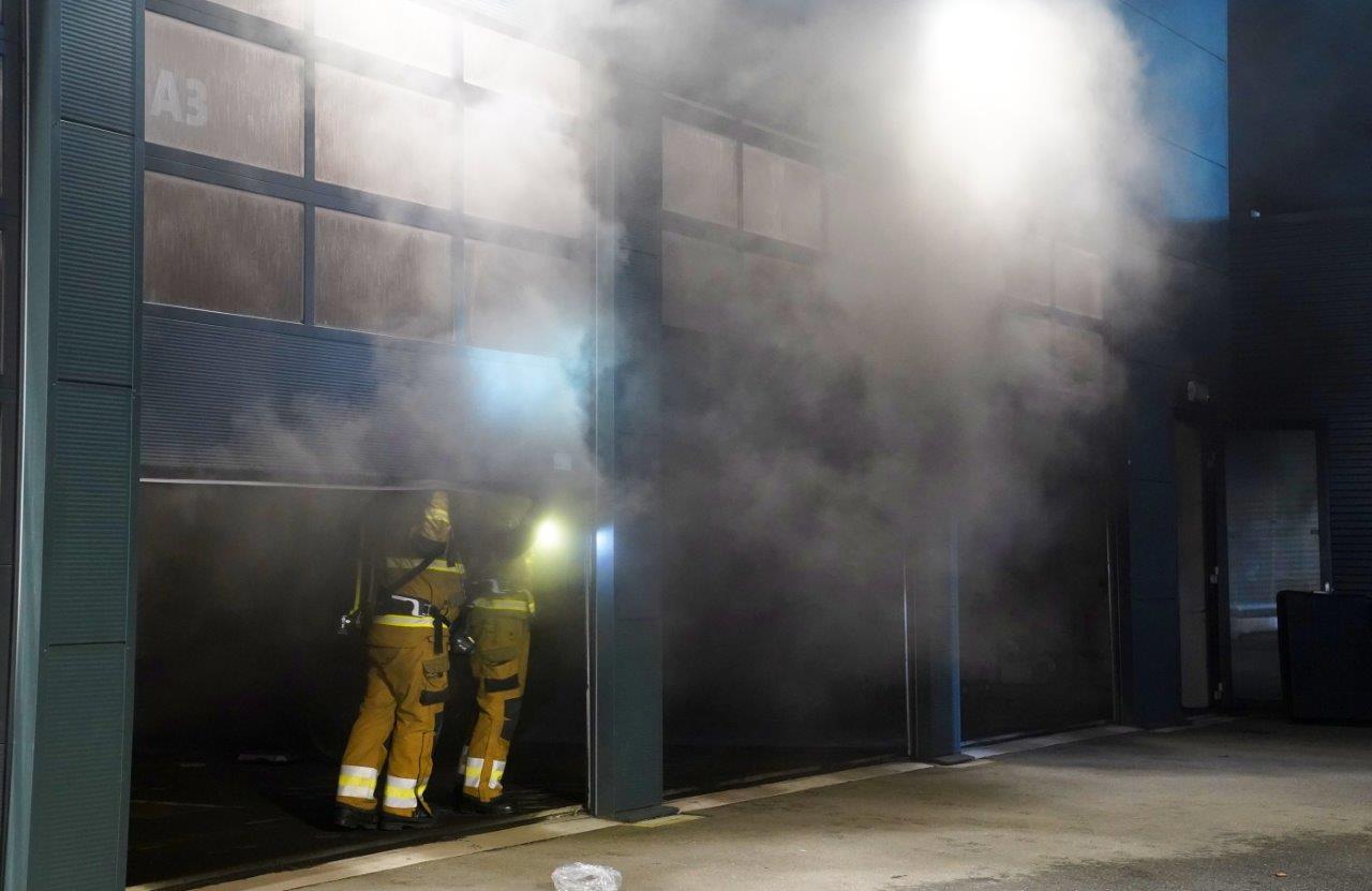 Veel schade bij autobedrijf nadat busje in brand vliegt