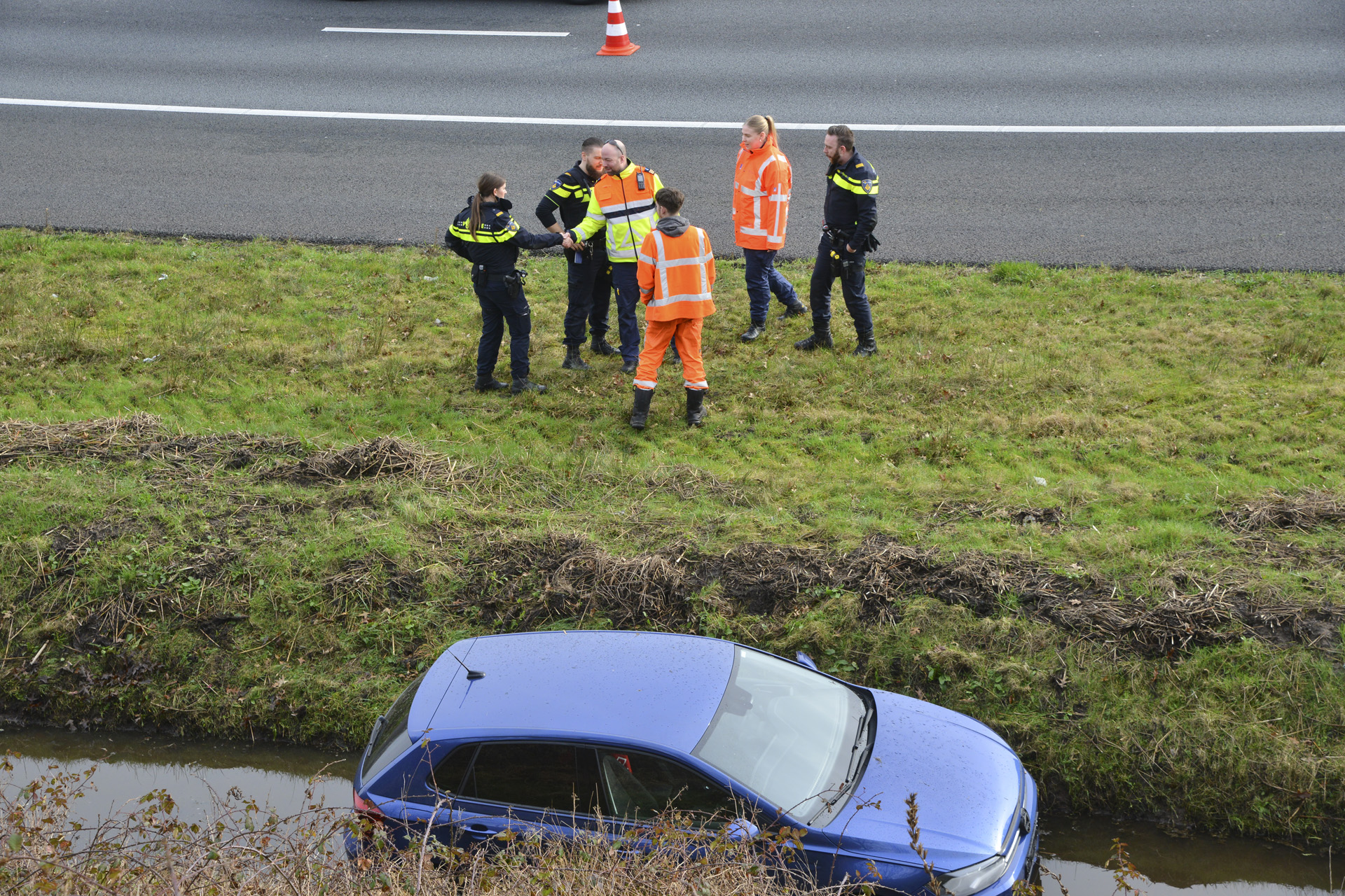 Auto Belandt In Sloot Langs Snelweg, Bestuurder Ongedeerd - 112Brabant