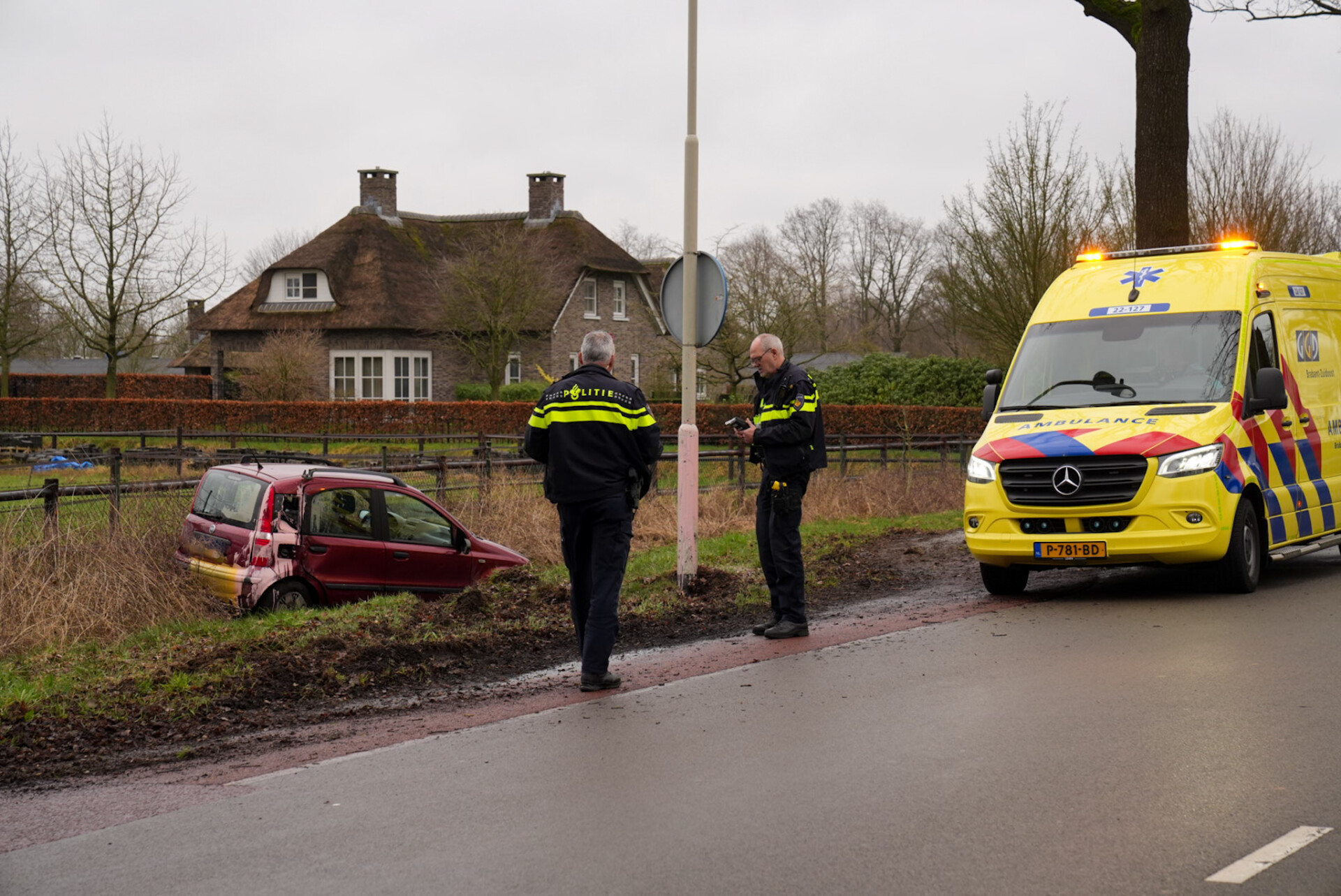 Auto belandt in sloot, bestuurder met politie mee