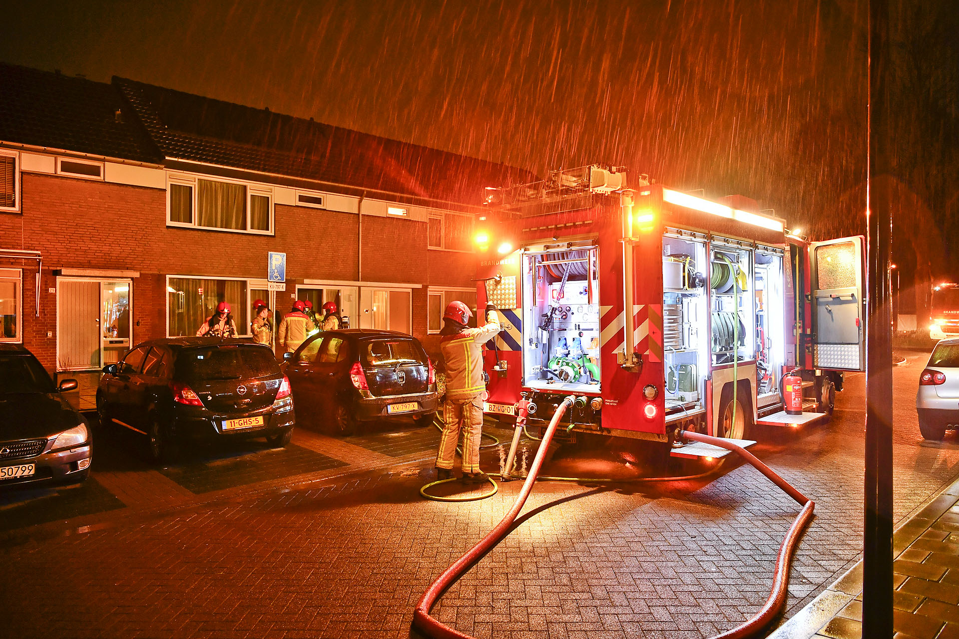 Vader en zoon op tijd buiten bij brand in woning