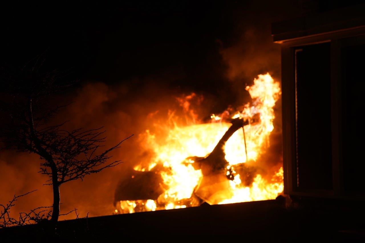 Geparkeerde bestelbus door brand verwoest