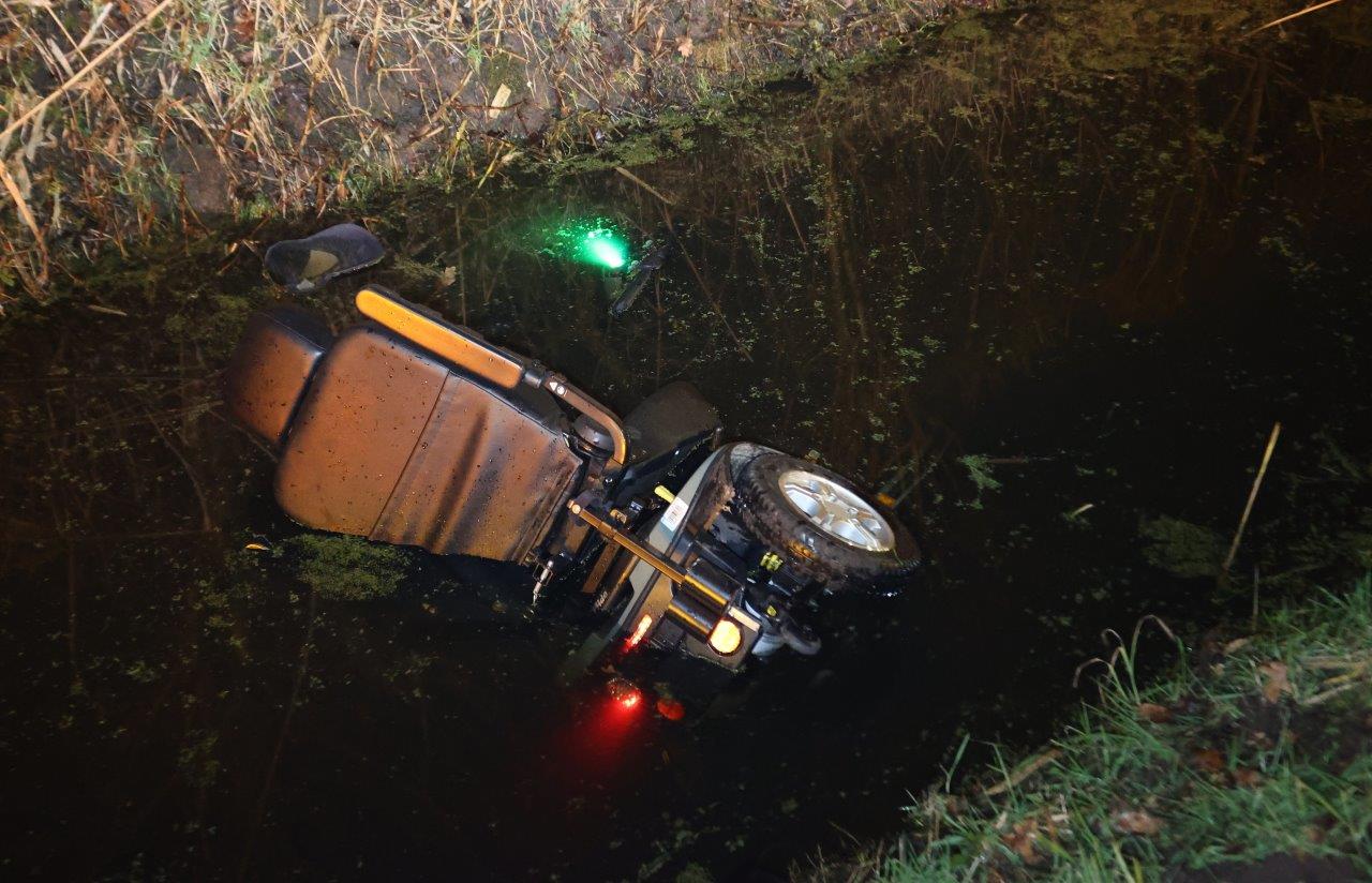Man belandt met scootmobiel in het water