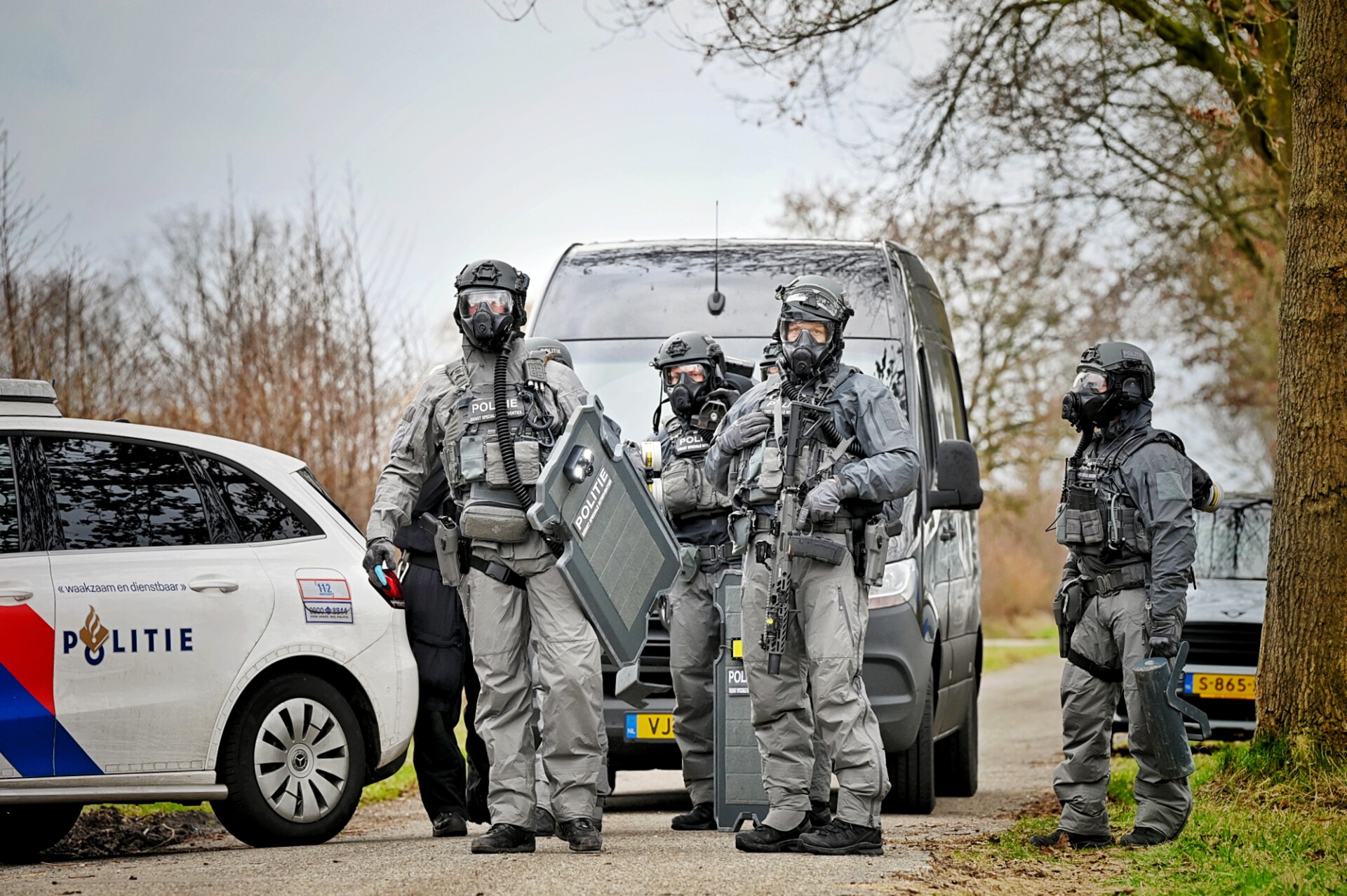 Restanten van drugslab aangetroffen na inval arrestatieteam