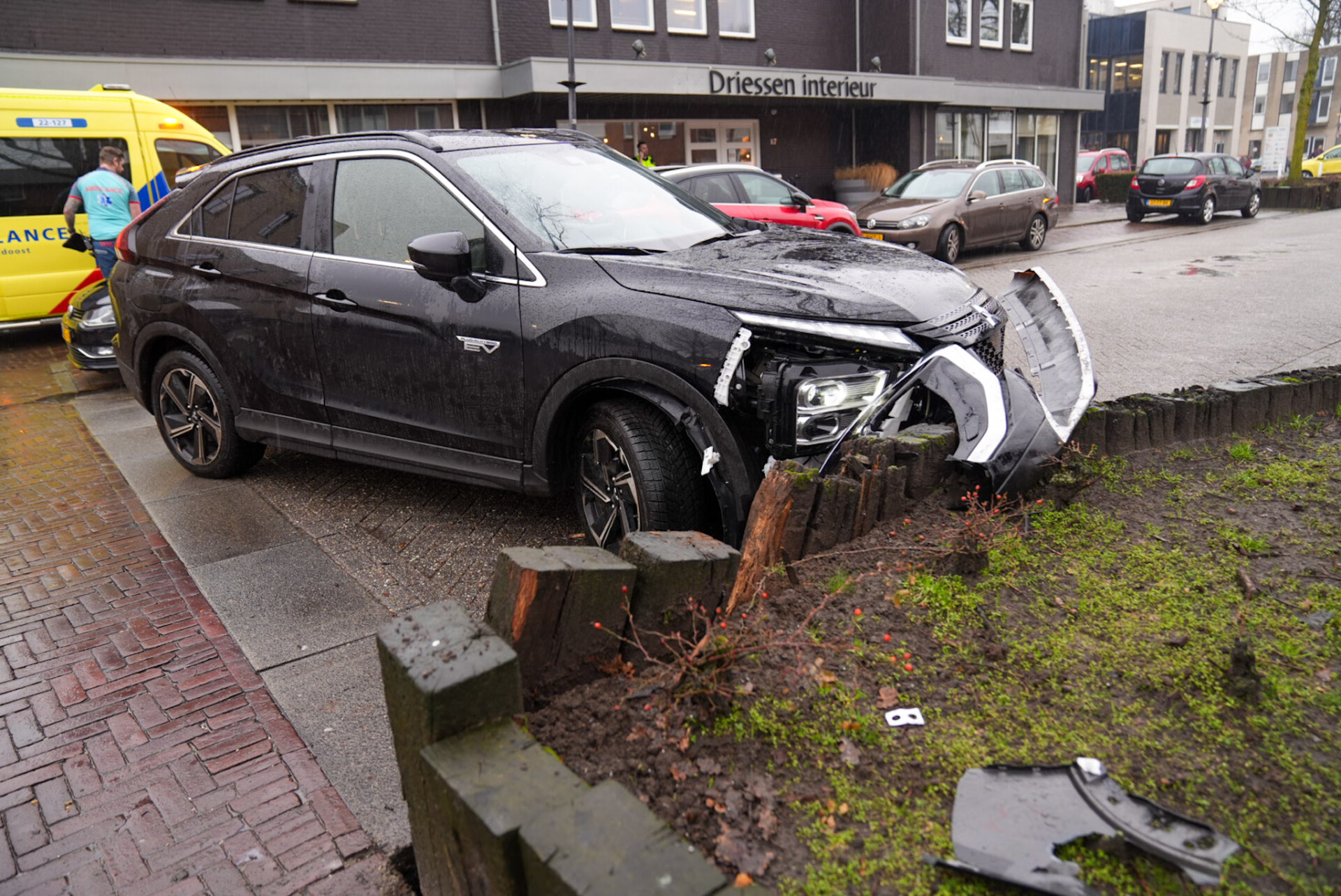 Omstanders duwen gekantelde auto terug op wielen