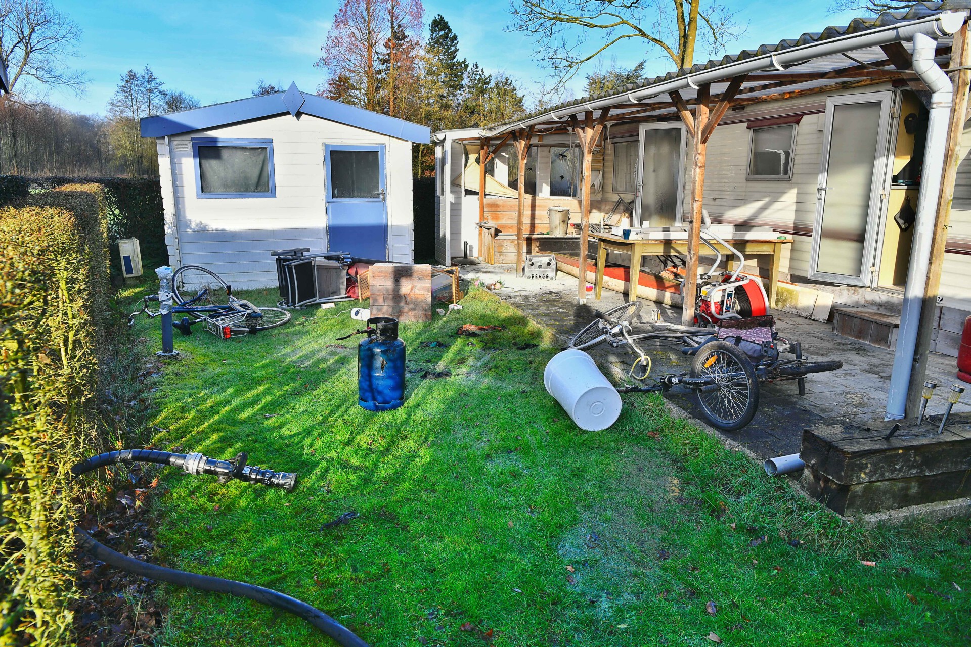 Vrouw gewond aan gezicht door brandende gasfles