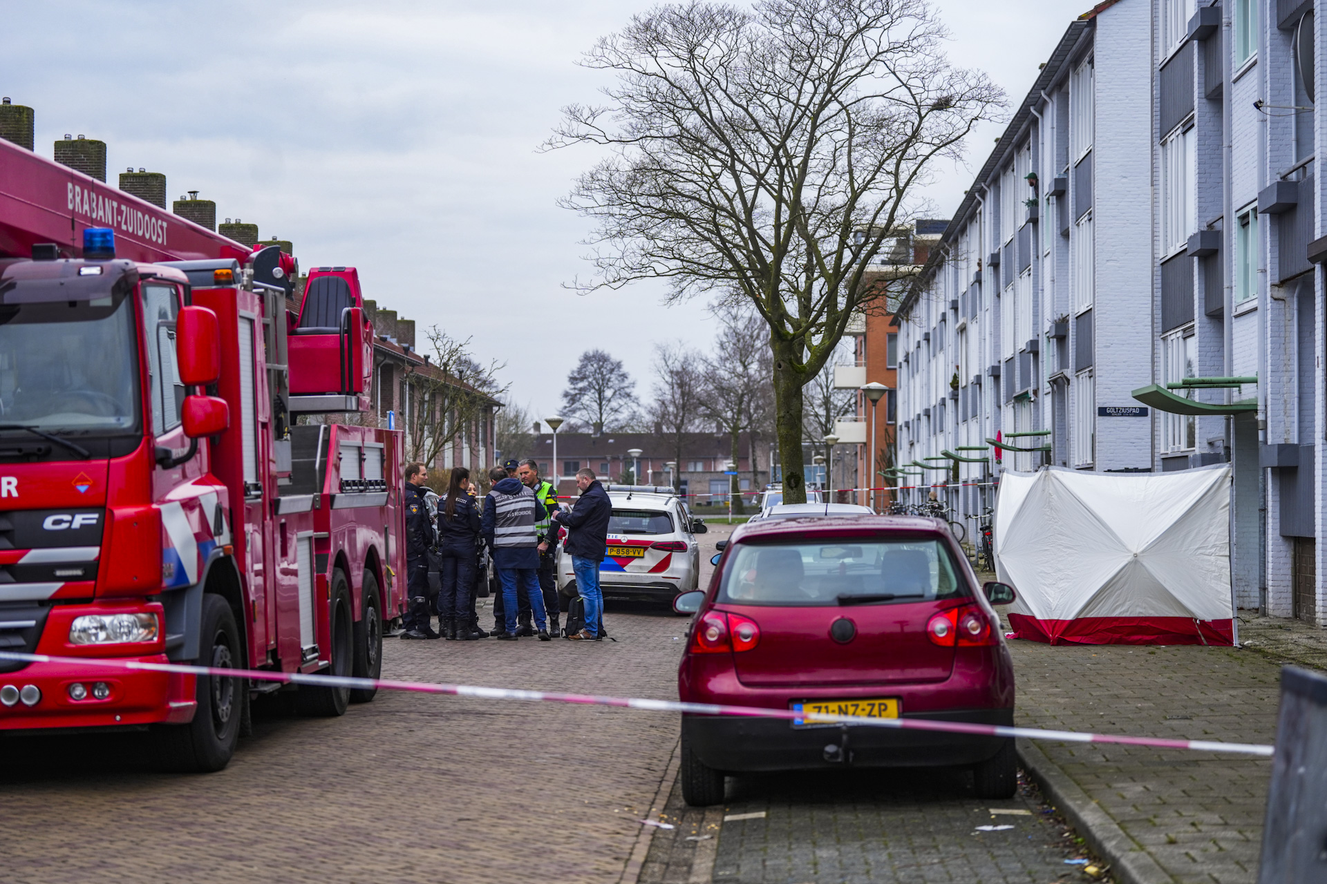 Overleden persoon aangetroffen op straat, politie doet onderzoek