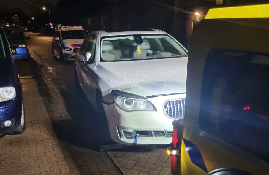 Wegpiraat op de vlucht met drie jonge kinderen op de achterbank