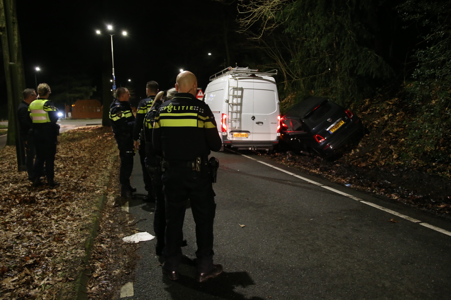 Automobilist vlucht na stopteken maar botst tijdens achtervolging tegen bestelbus