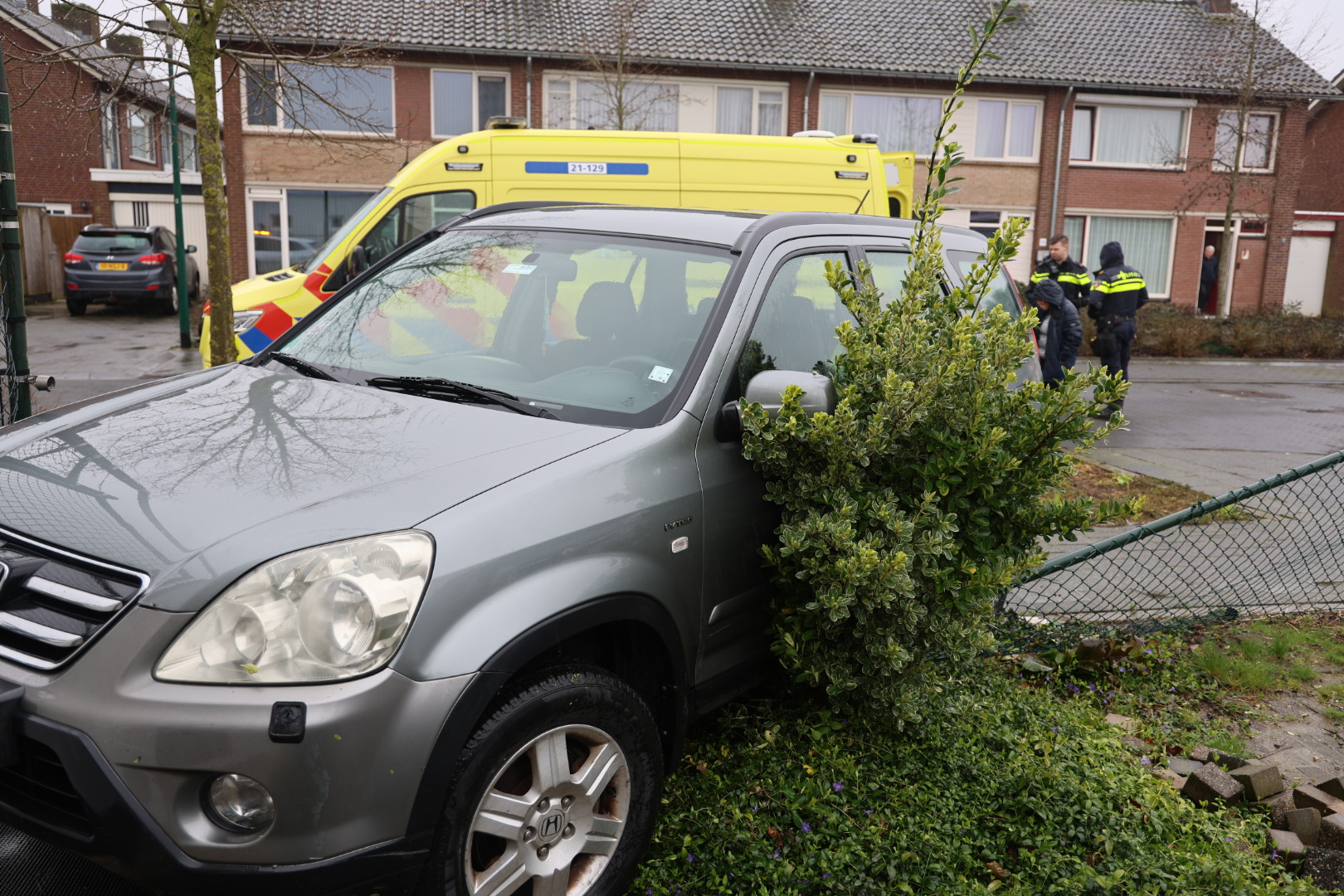 Automobiliste raakt onwel en komt tot stilstand in voortuin
