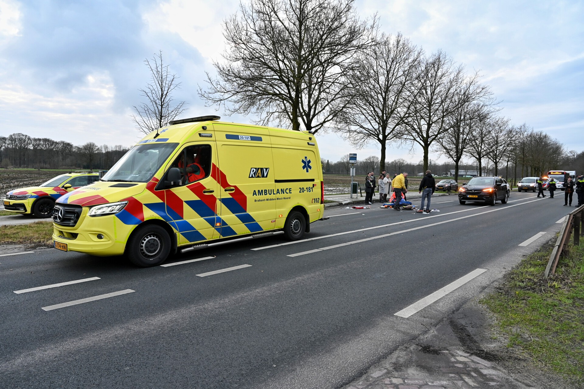 Vrouw steekt de straat over en wordt aangereden, ernstig gewond