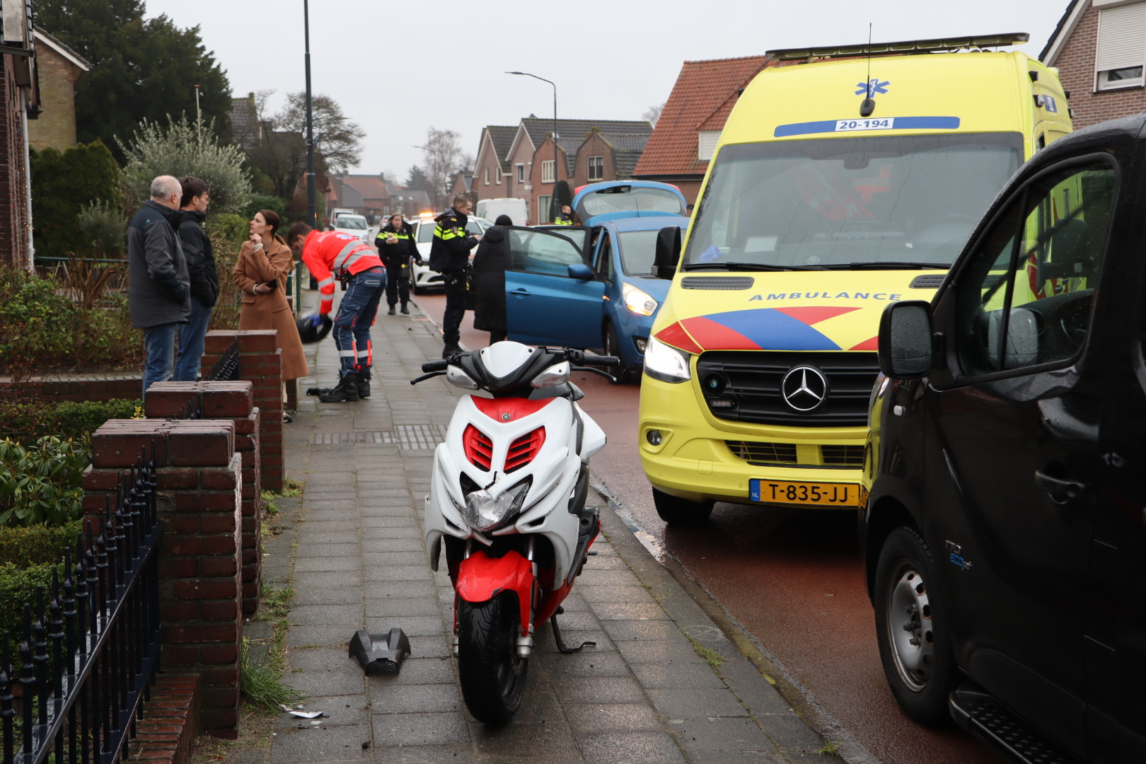 Scooter en twee auto’s beschadigd na ongeval