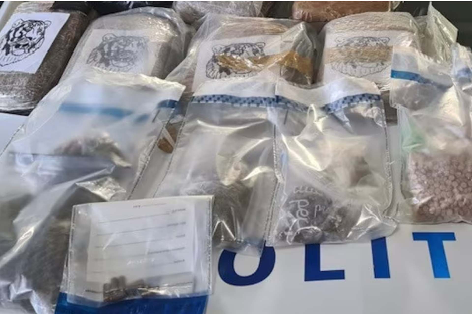 Politie vindt kilo’s drugs en wapen met munitie in woningen