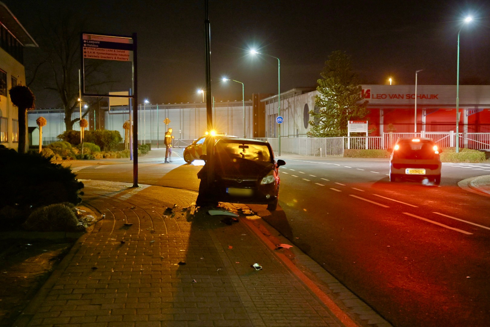 Automobiliste botst op lantaarnpaal