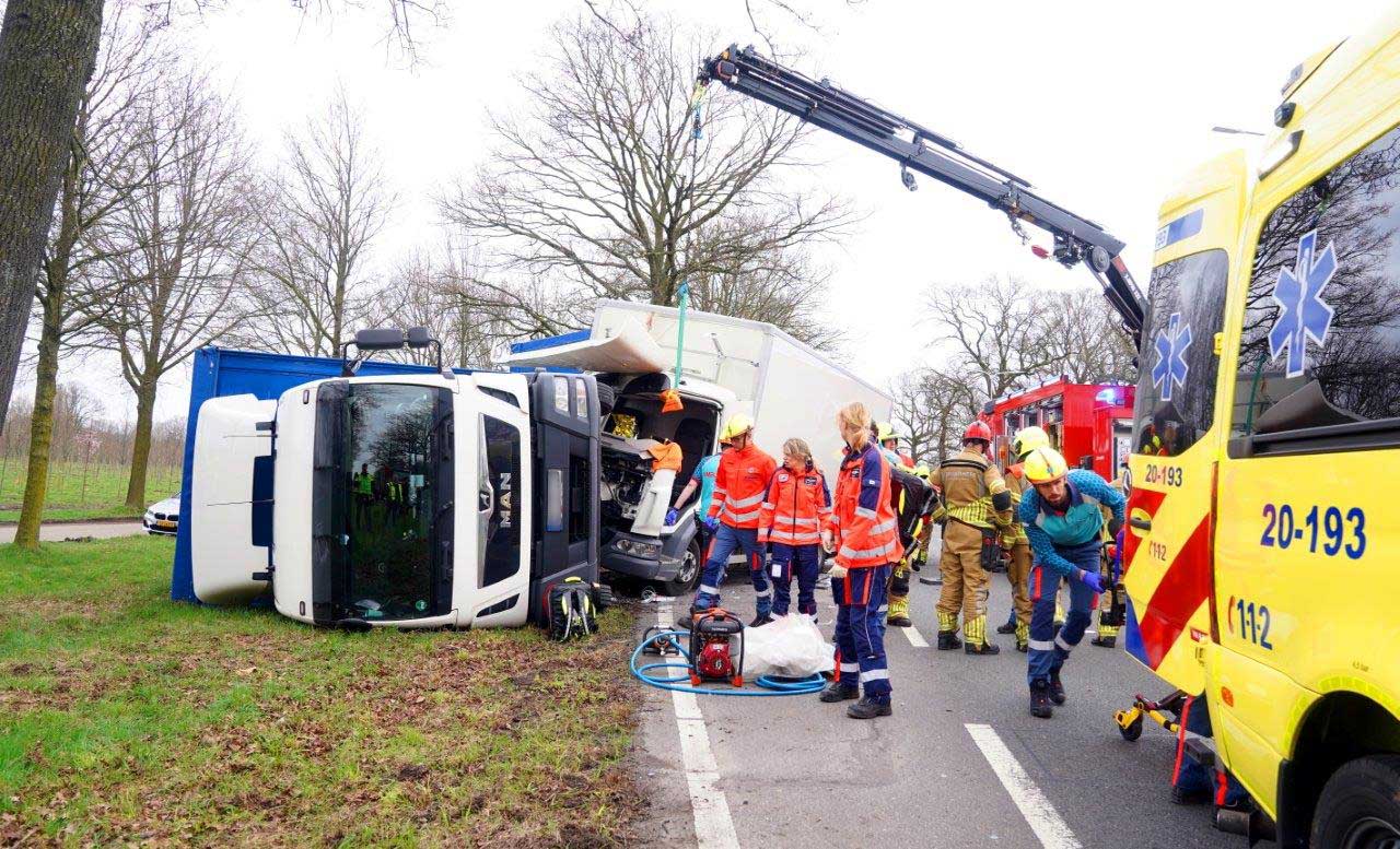 UPDATE Bijrijder Ernstig Gewond Na Botsing Tussen Vrachtwagens Op N65 ...