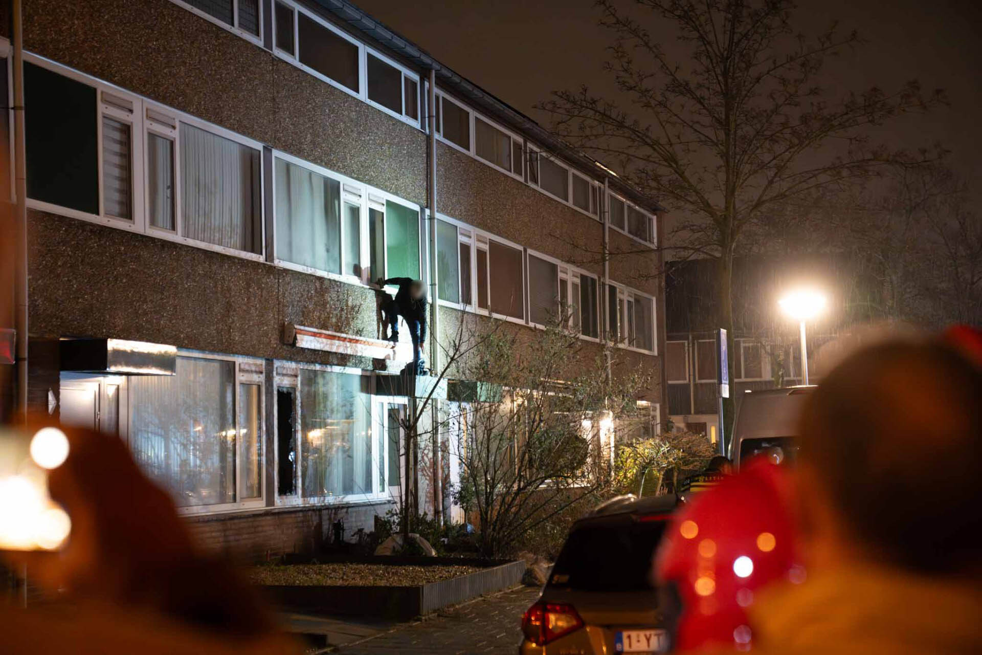 Ex van vrouw steekt woning in brand en bedreigt politie, schoten gelost