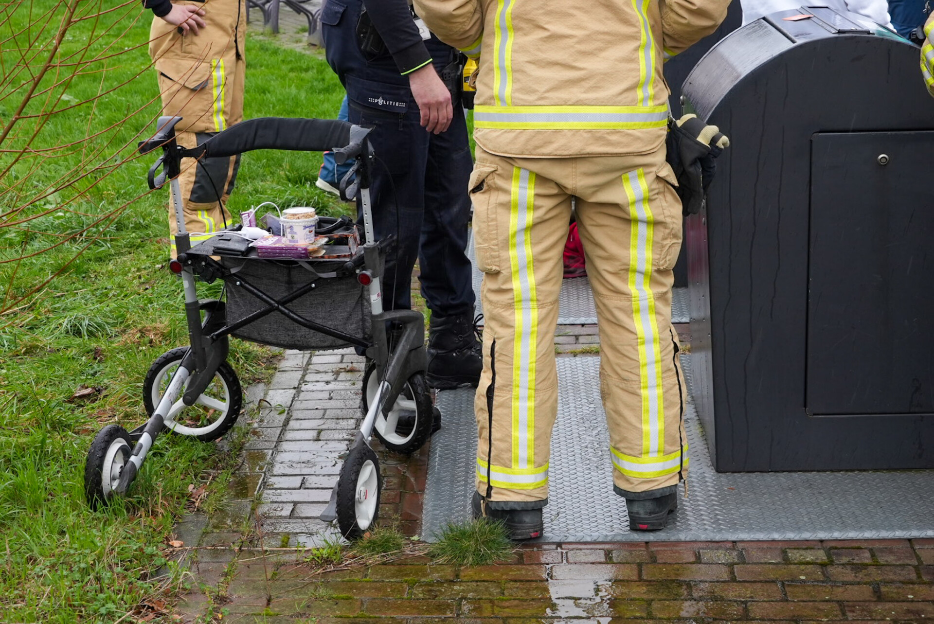 Vrouw met rollator valt in sloot, omstanders bellen hulpdiensten