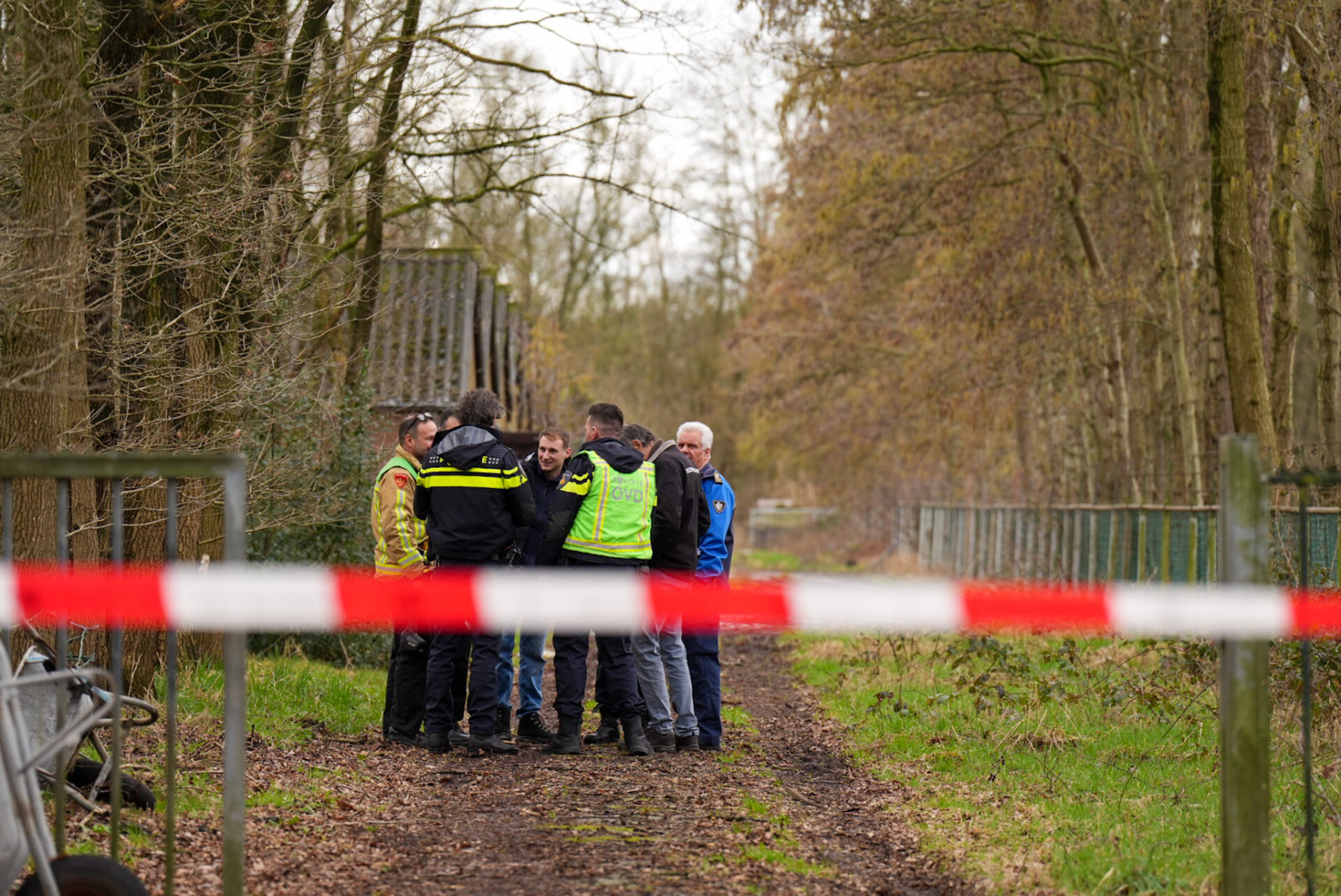 UPDATE: Drugsafval en grondstoffen gevonden in oude varkensstallen