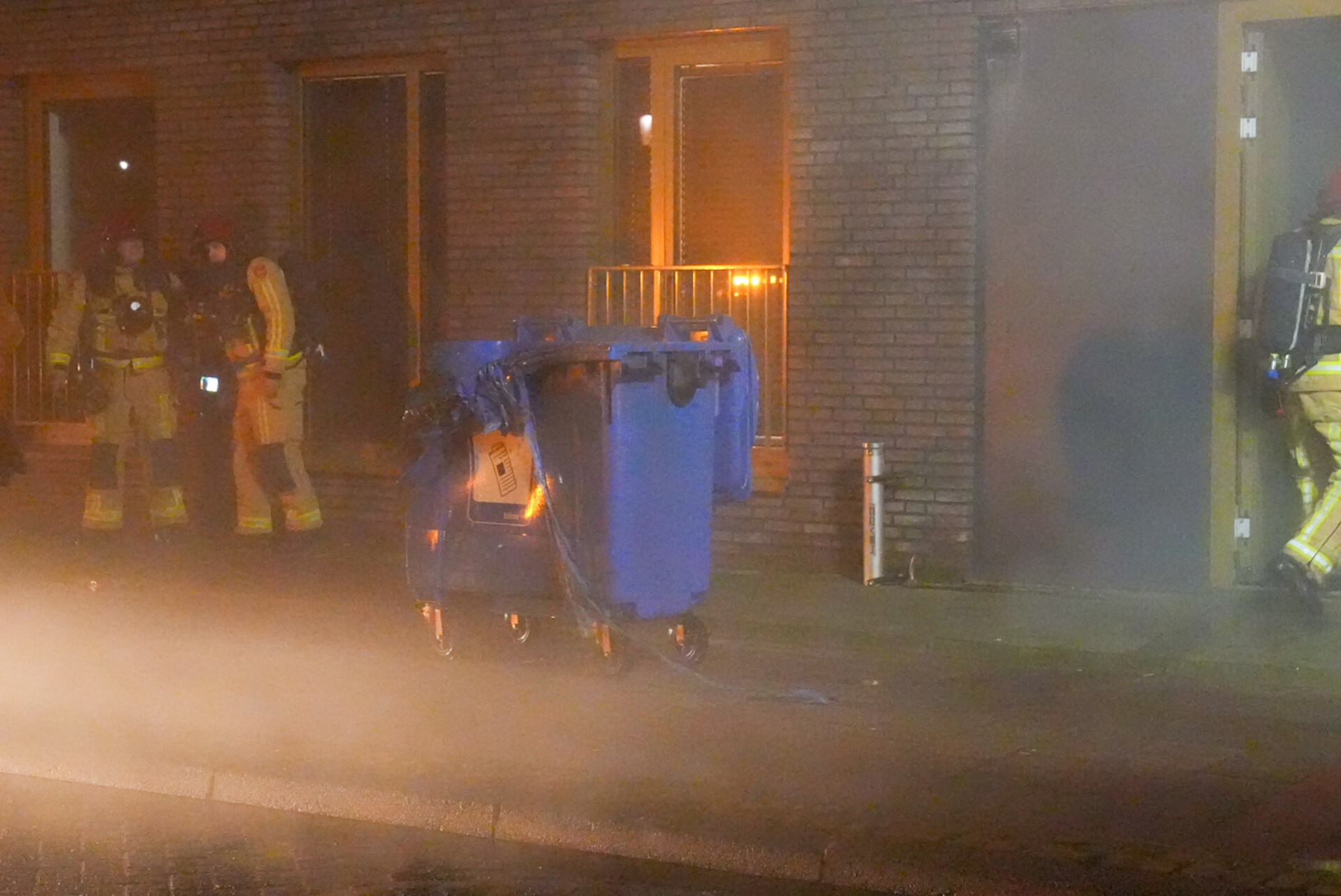 Brand in papiercontainer onder appartementencomplex