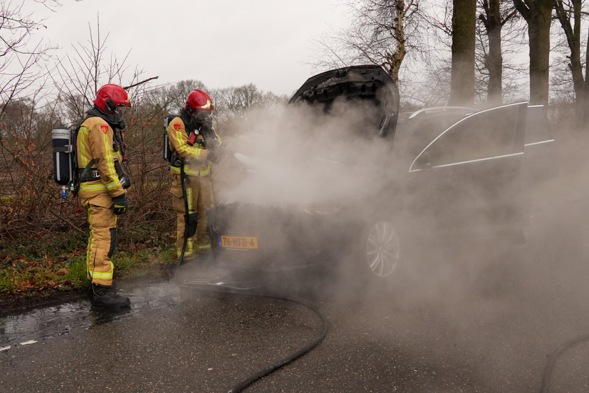 Auto vliegt spontaan in brand tijdens het rijden, inzittenden op tijd eruit