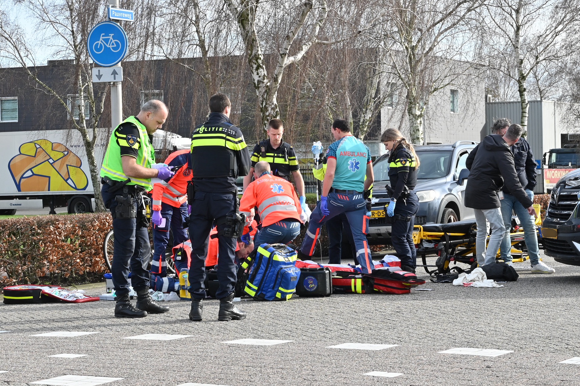 Bestelbus rijdt twee fietsers aan, traumahelikopter opgeroepen