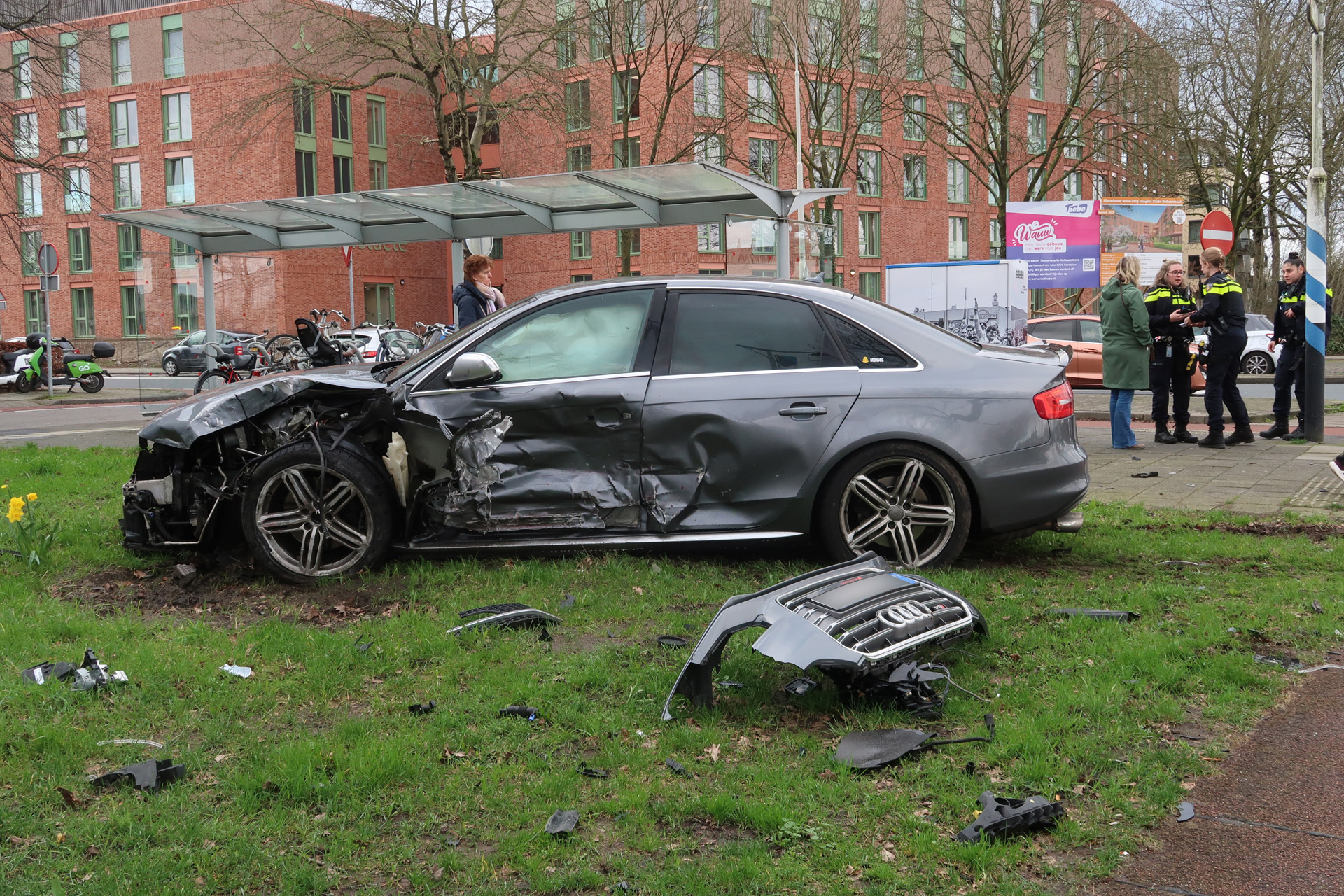 Flinke ravage na botsing tussen twee voertuigen
