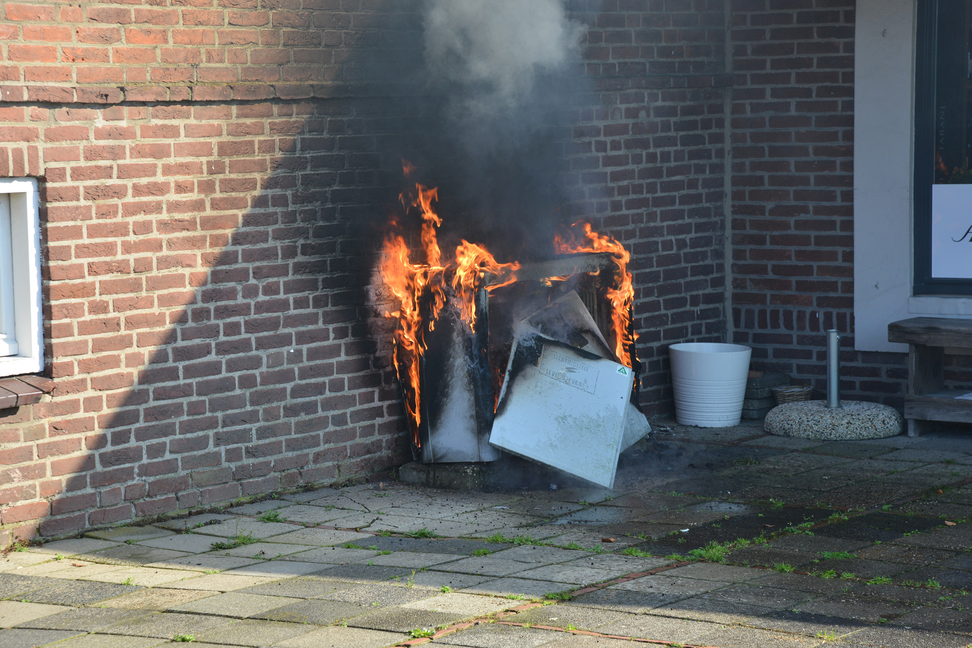 Flatgebouw en winkels in Breda zonder stroom na brand in stroomkast