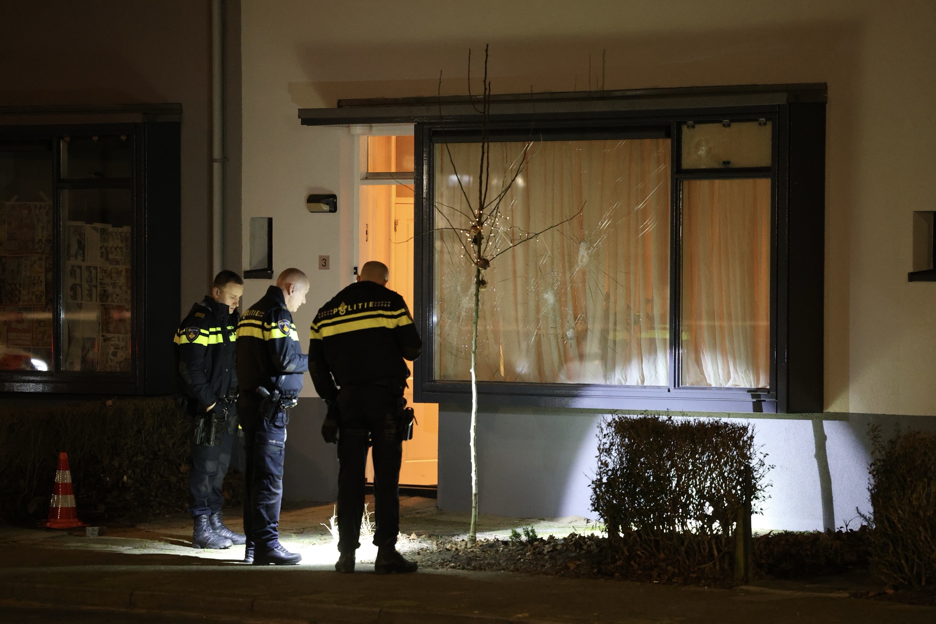 Huis beschoten: kogelinslagen in raam, drie arrestaties verricht