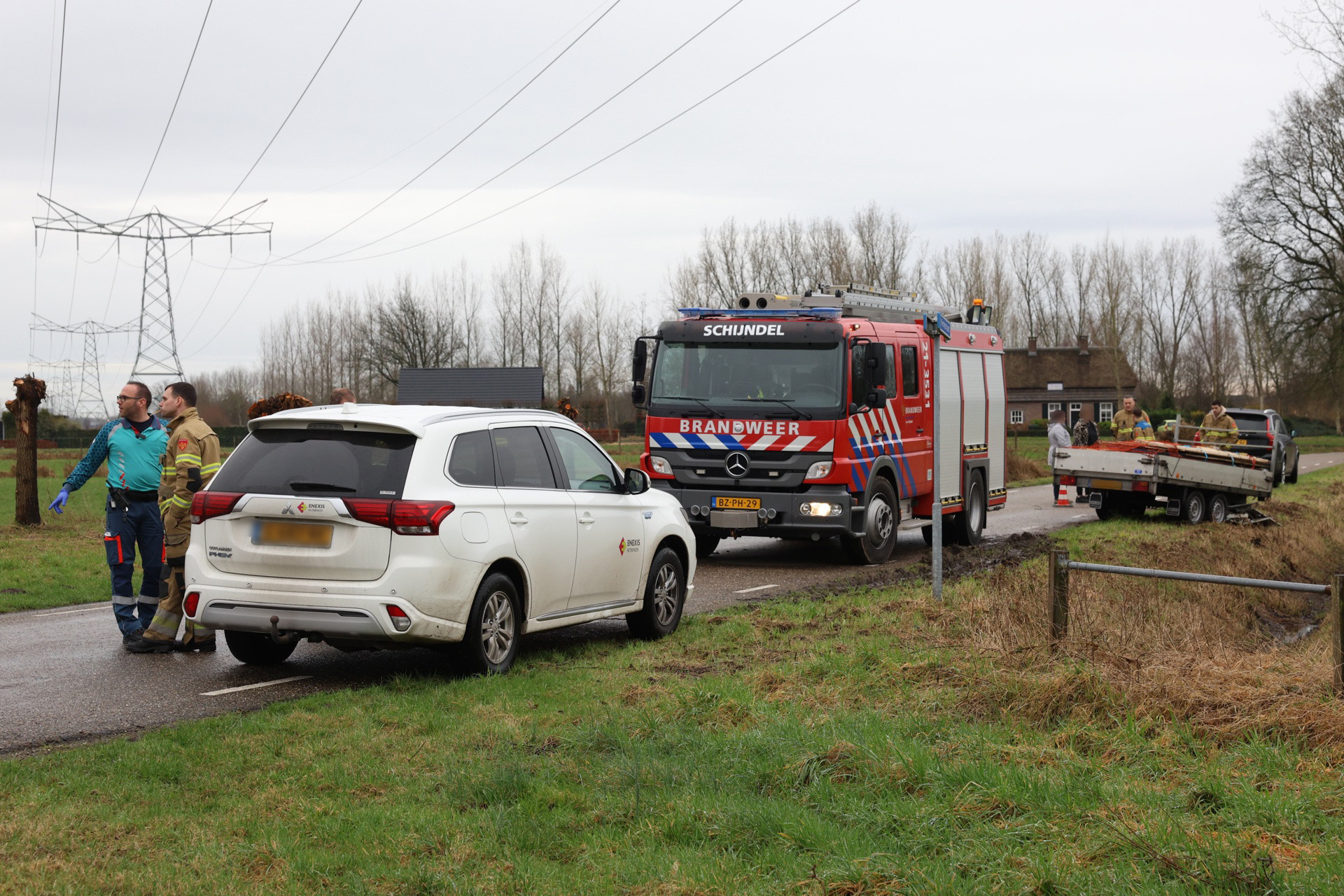 Aanhanger schiet los en ramt stroomkast: enorme steekvlam als gevolg