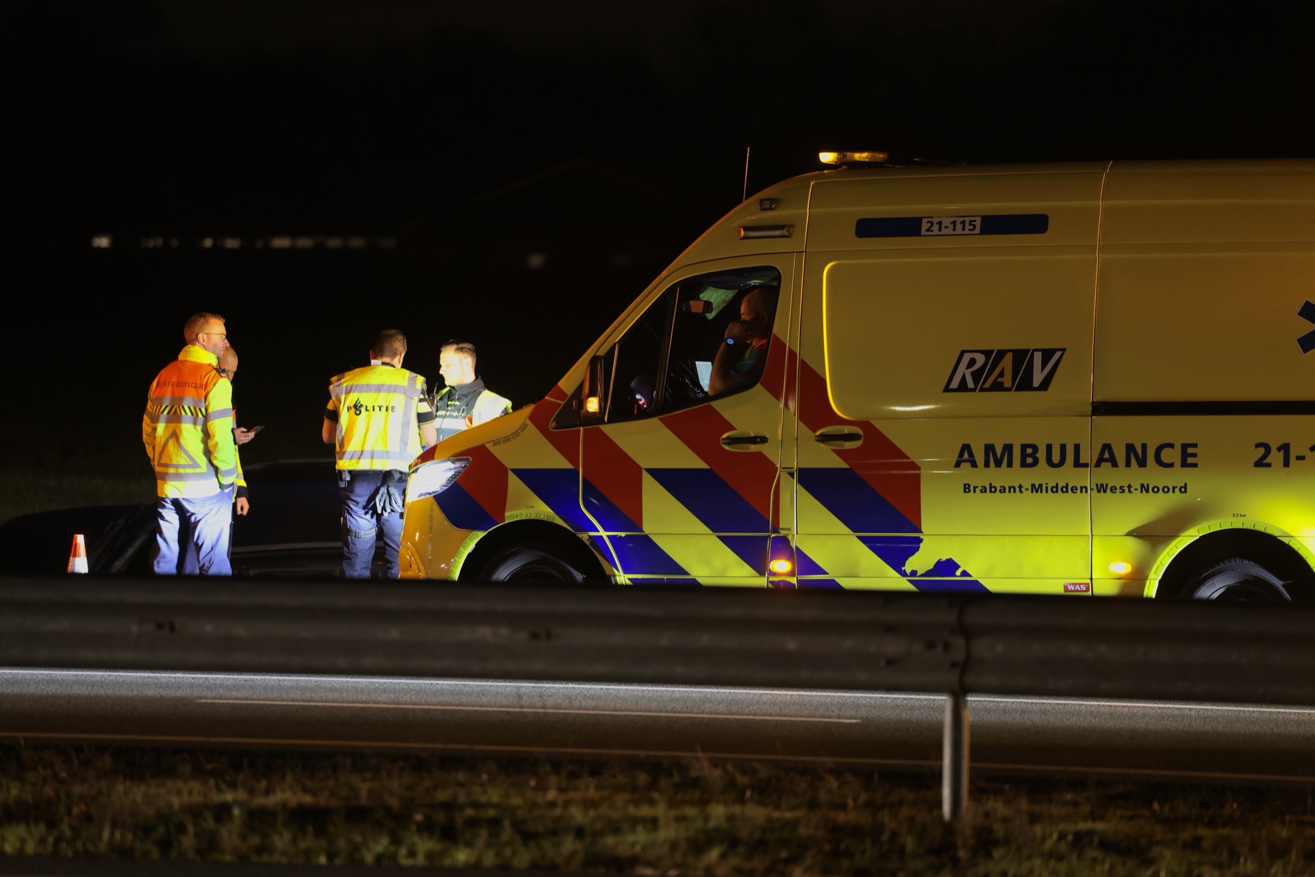 Auto in de sloot langs de snelweg A50 bij Sint-Oedenrode