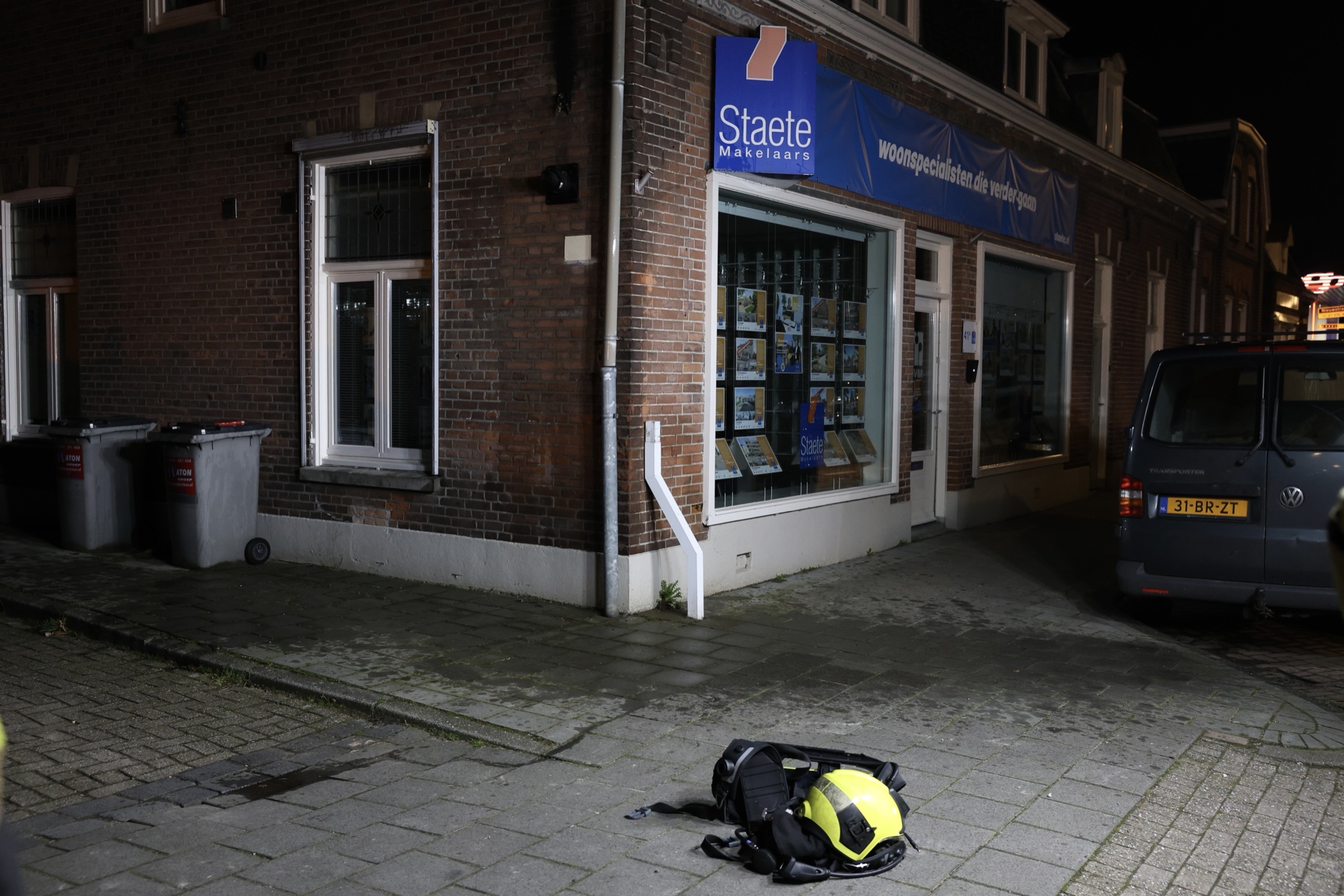 Schemerschakelaar aan gevel van makelaarskantoor vat vlam