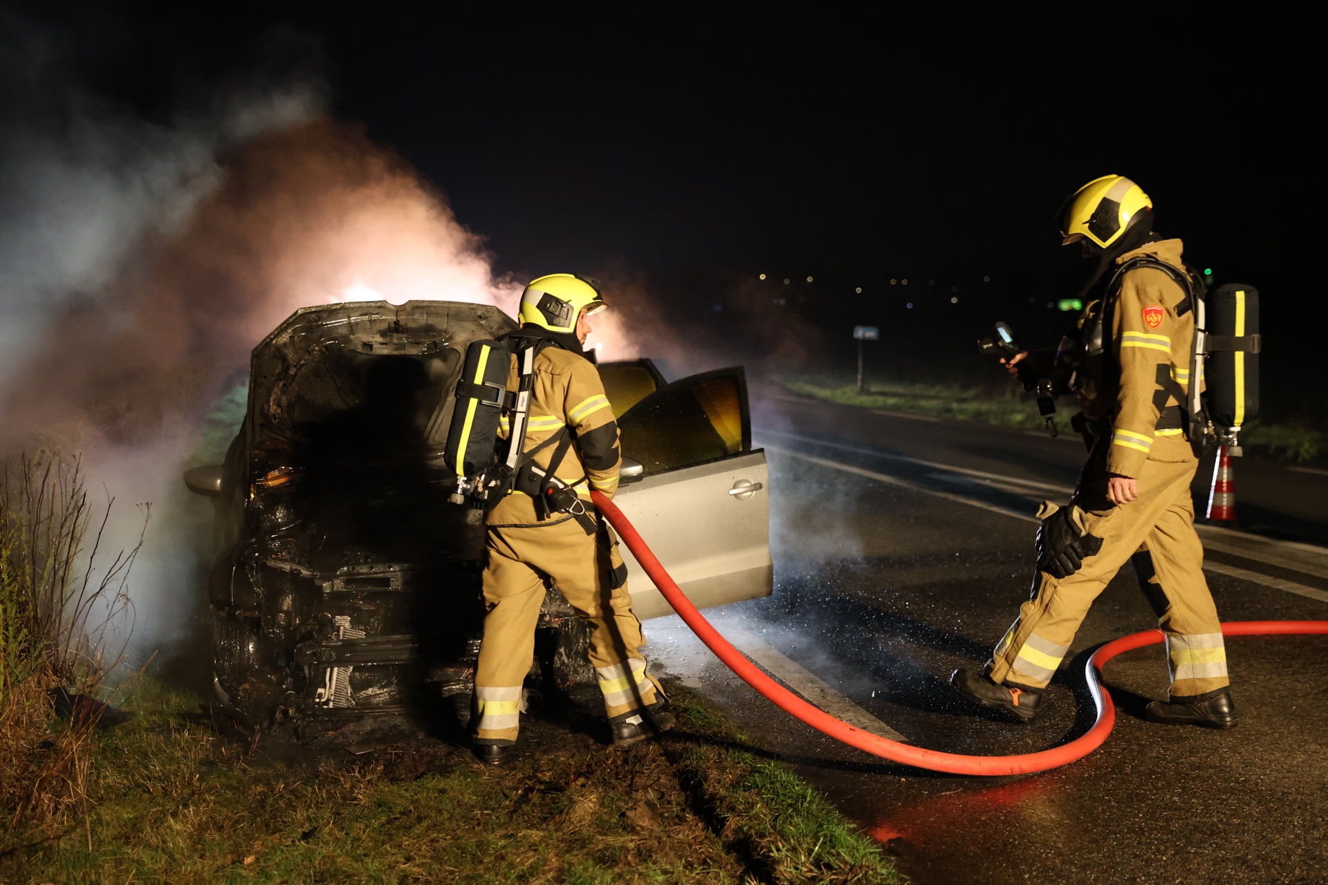 Auto vat vlam tijdens het rijden