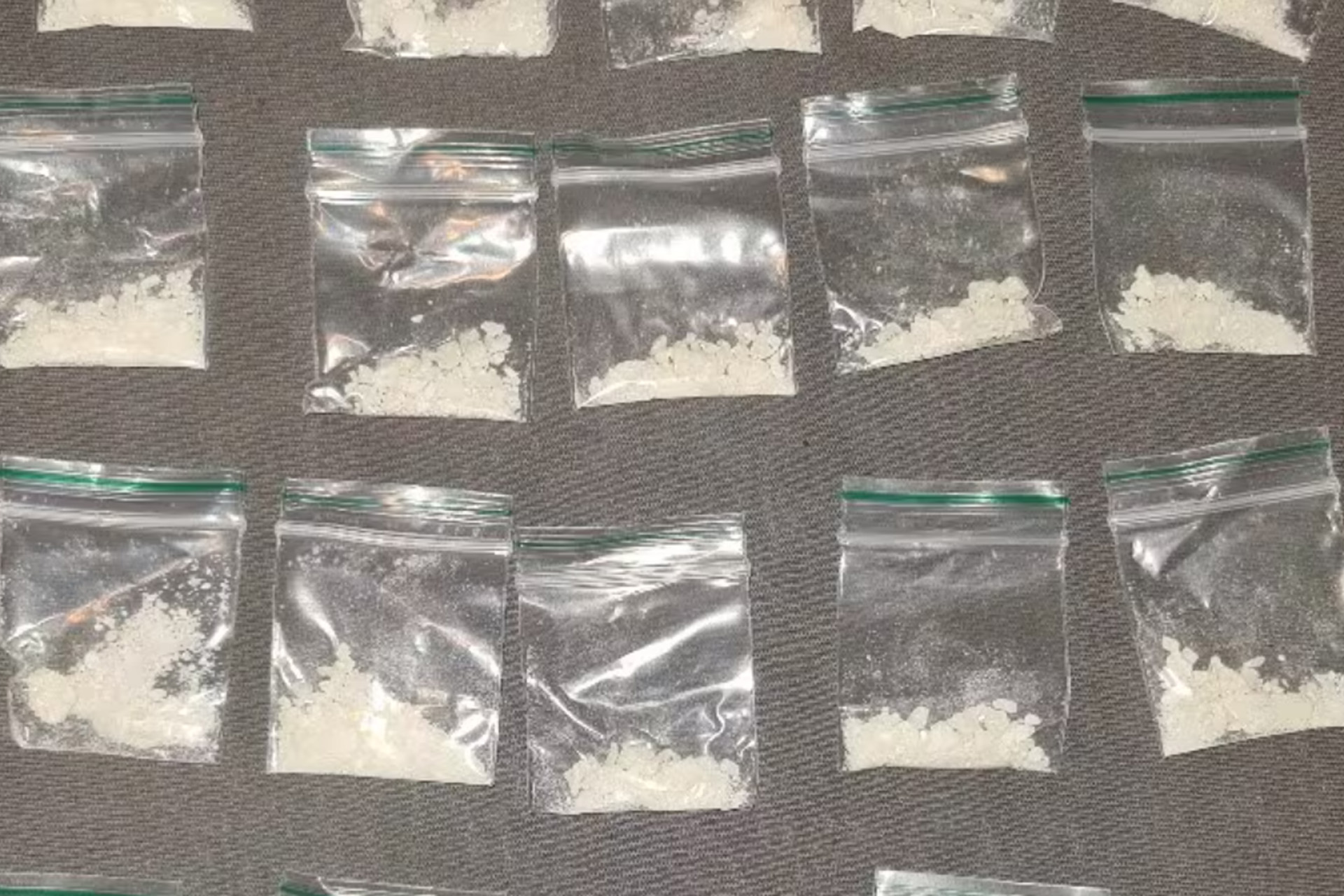 Drugs en contant geld ontdekt in woning, 51-jarige bewoner aangehouden