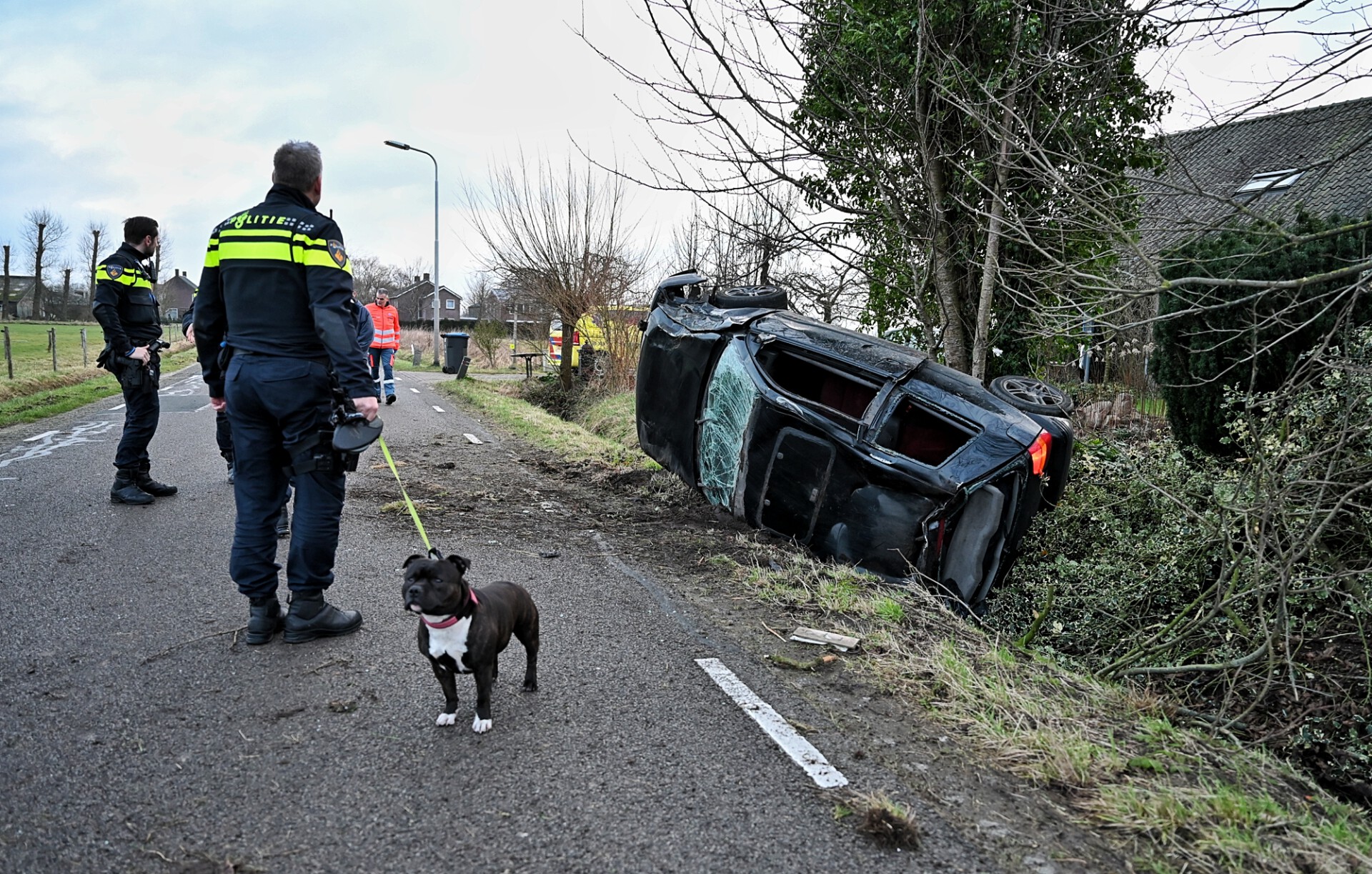 Auto meerdere keren over de kop geslagen: bestuurder aangehouden