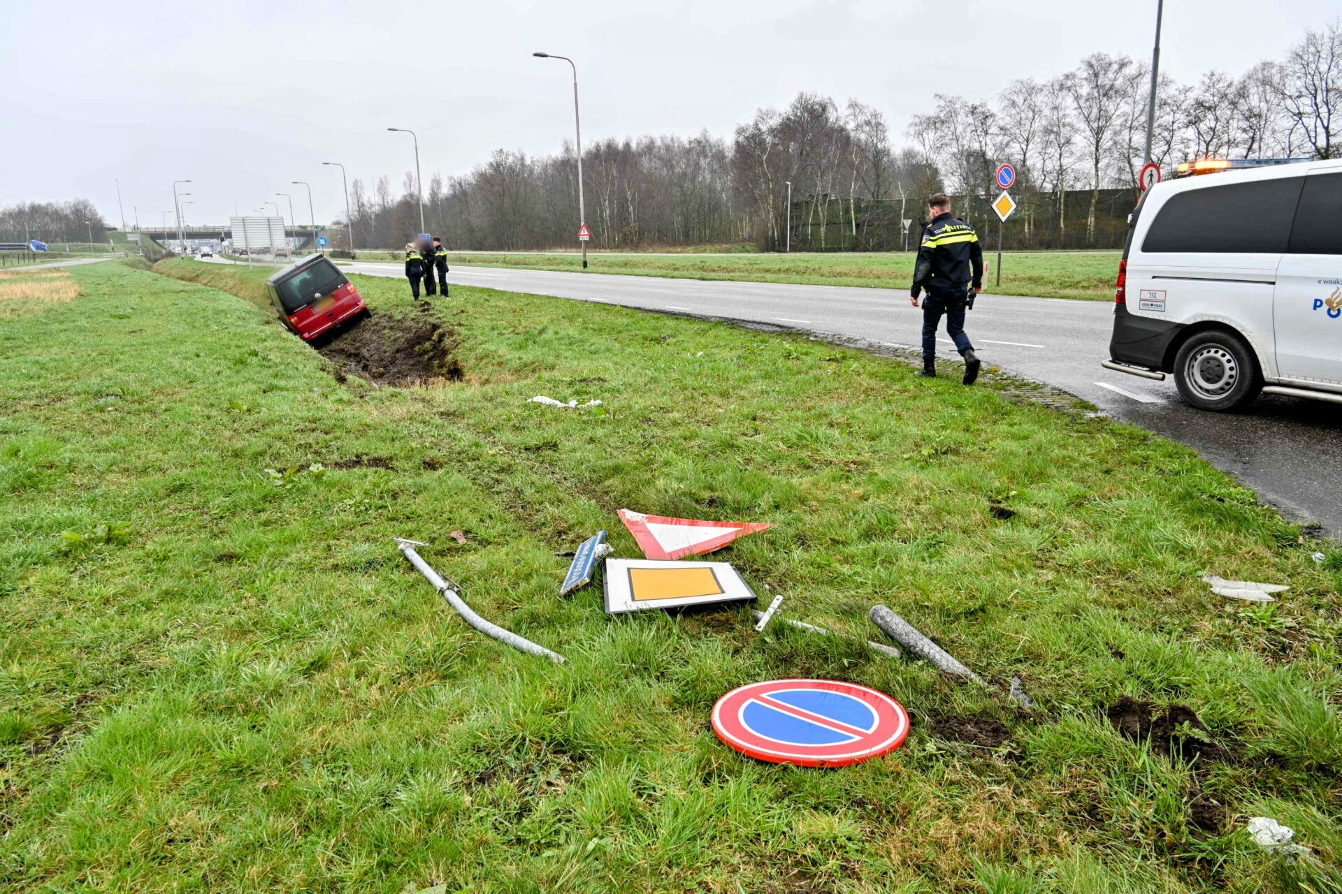 Auto slingert van de weg en eindigt in sloot